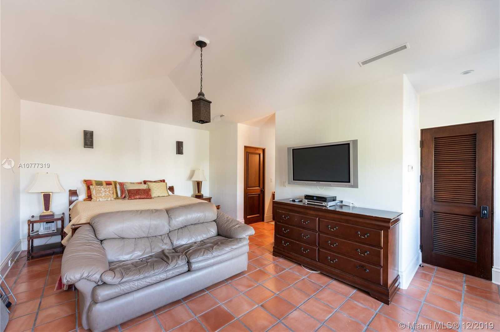 Small Image of 714 LAKEVIEW DR, Miami Beach Number 37