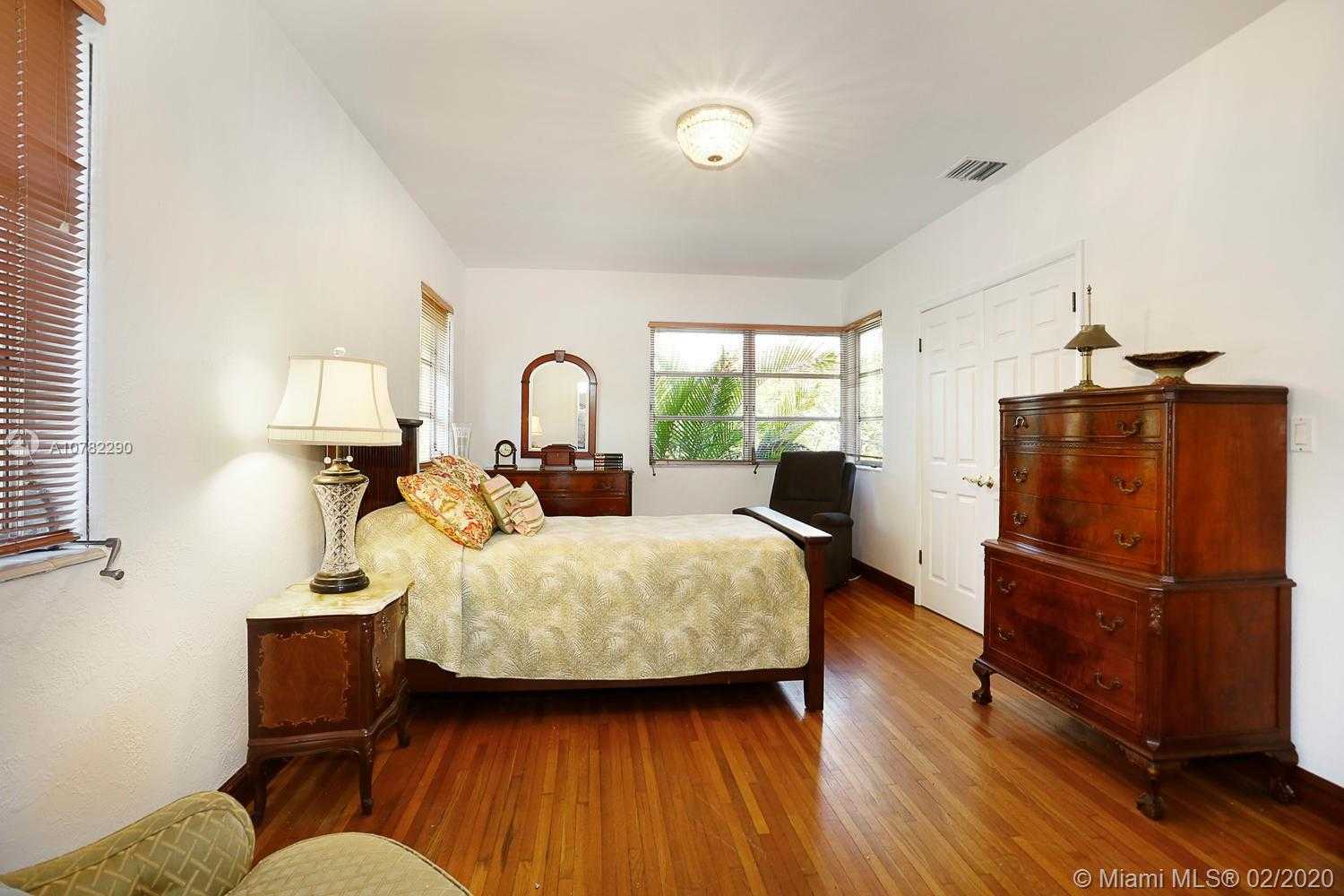 Small Image of 1541 PALANCIA AVE, Coral Gables Number 12