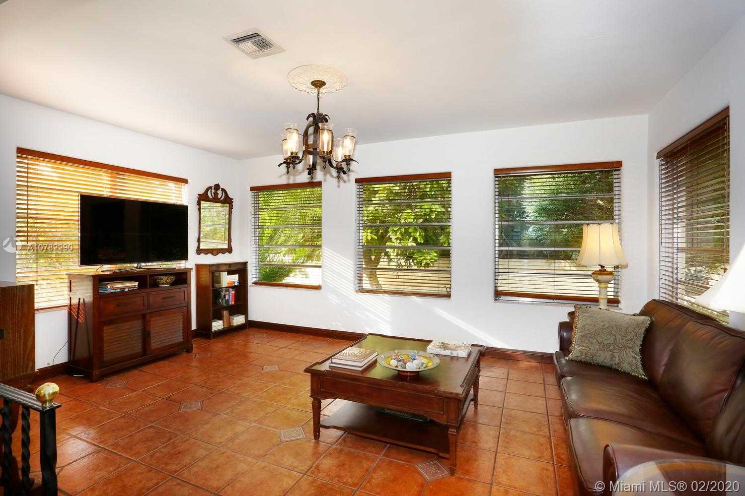 Small Image of 1541 PALANCIA AVE, Coral Gables Number 7