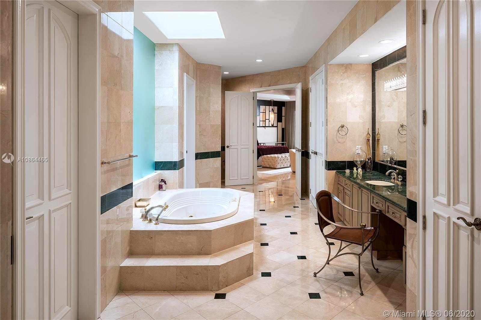 Small Image of 24 TAHITI BEACH ISLAND RD, Coral Gables Number 9