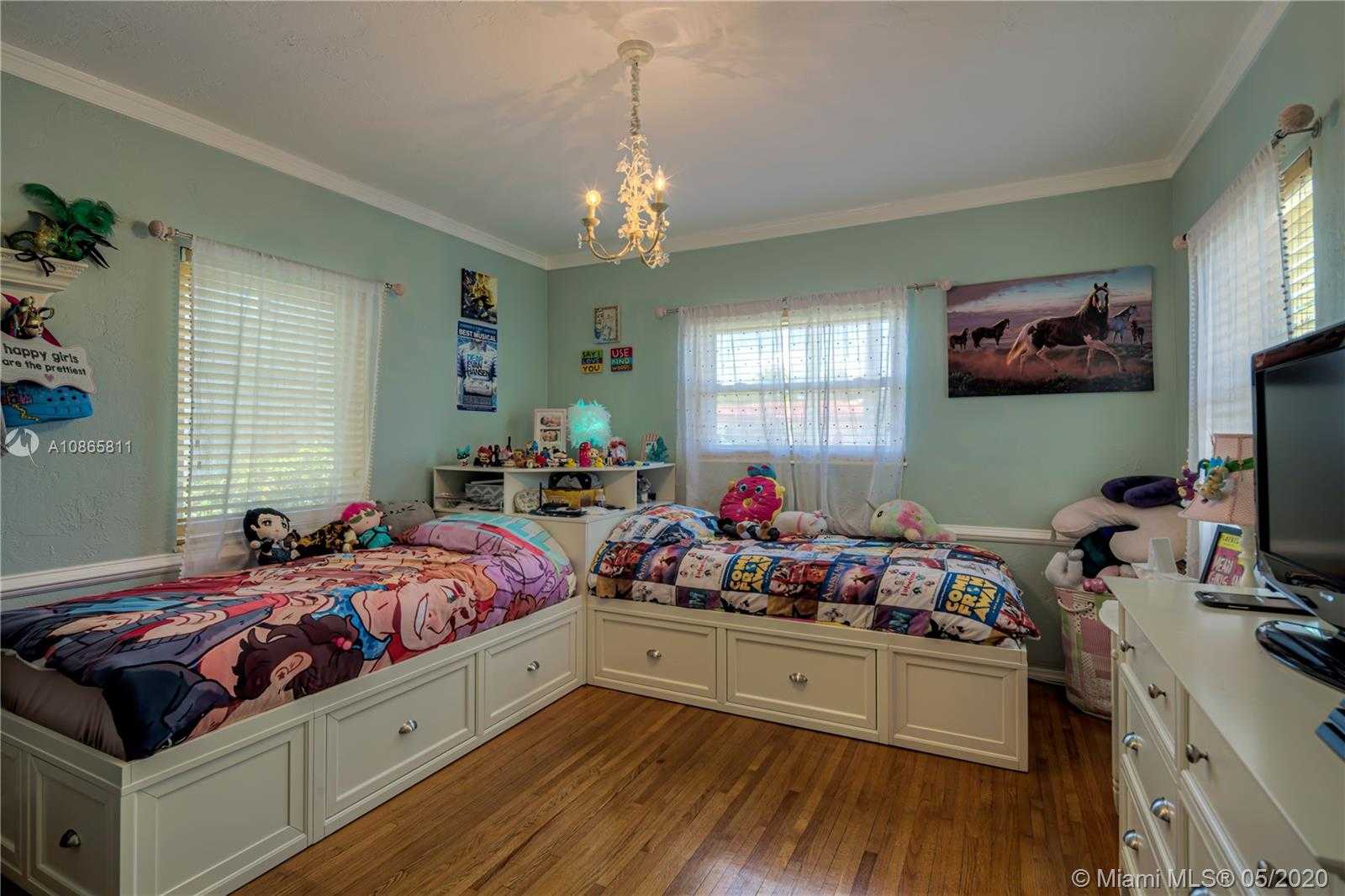 Small Image of 9265 DICKENS AVE, Surfside Number 13