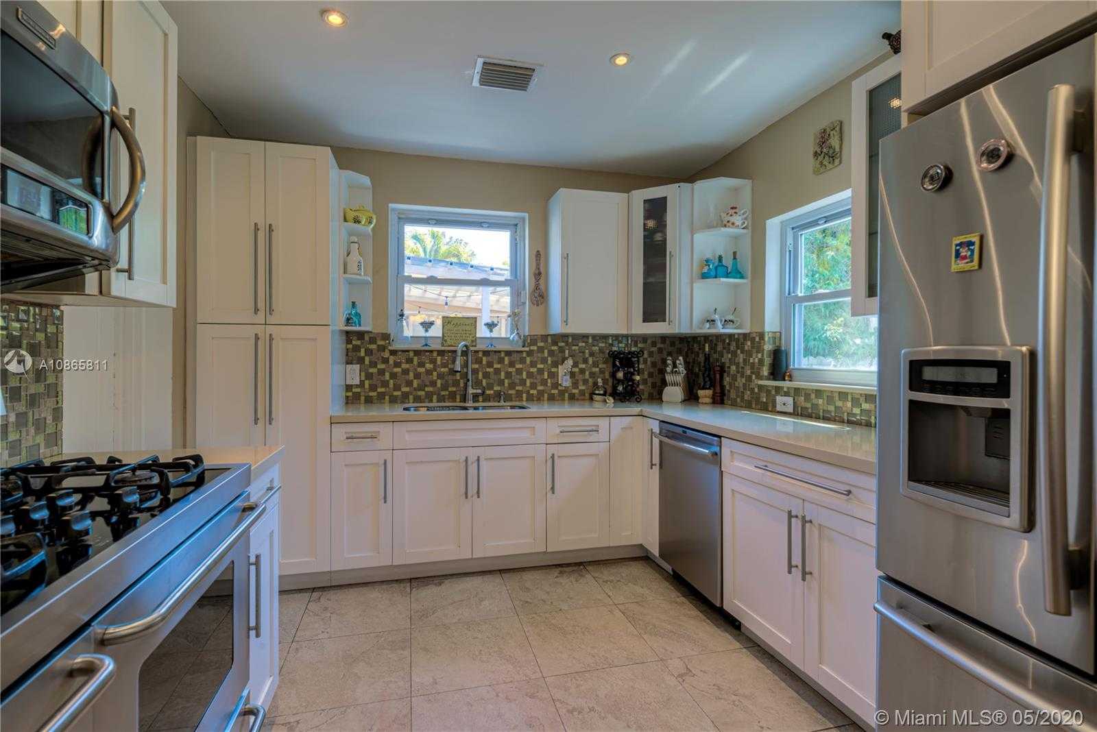 Small Image of 9265 DICKENS AVE, Surfside Number 7