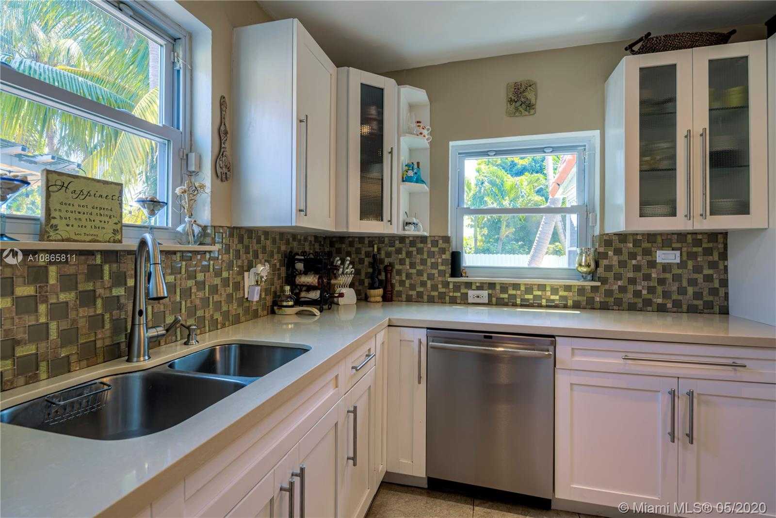 Small Image of 9265 DICKENS AVE, Surfside Number 8