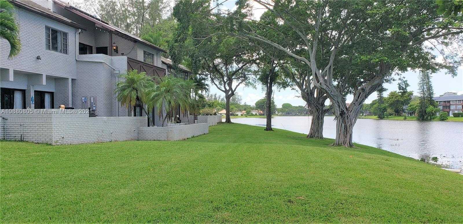 Small Image of 3425 WILLOW WOOD RD, Lauderhill Number 2
