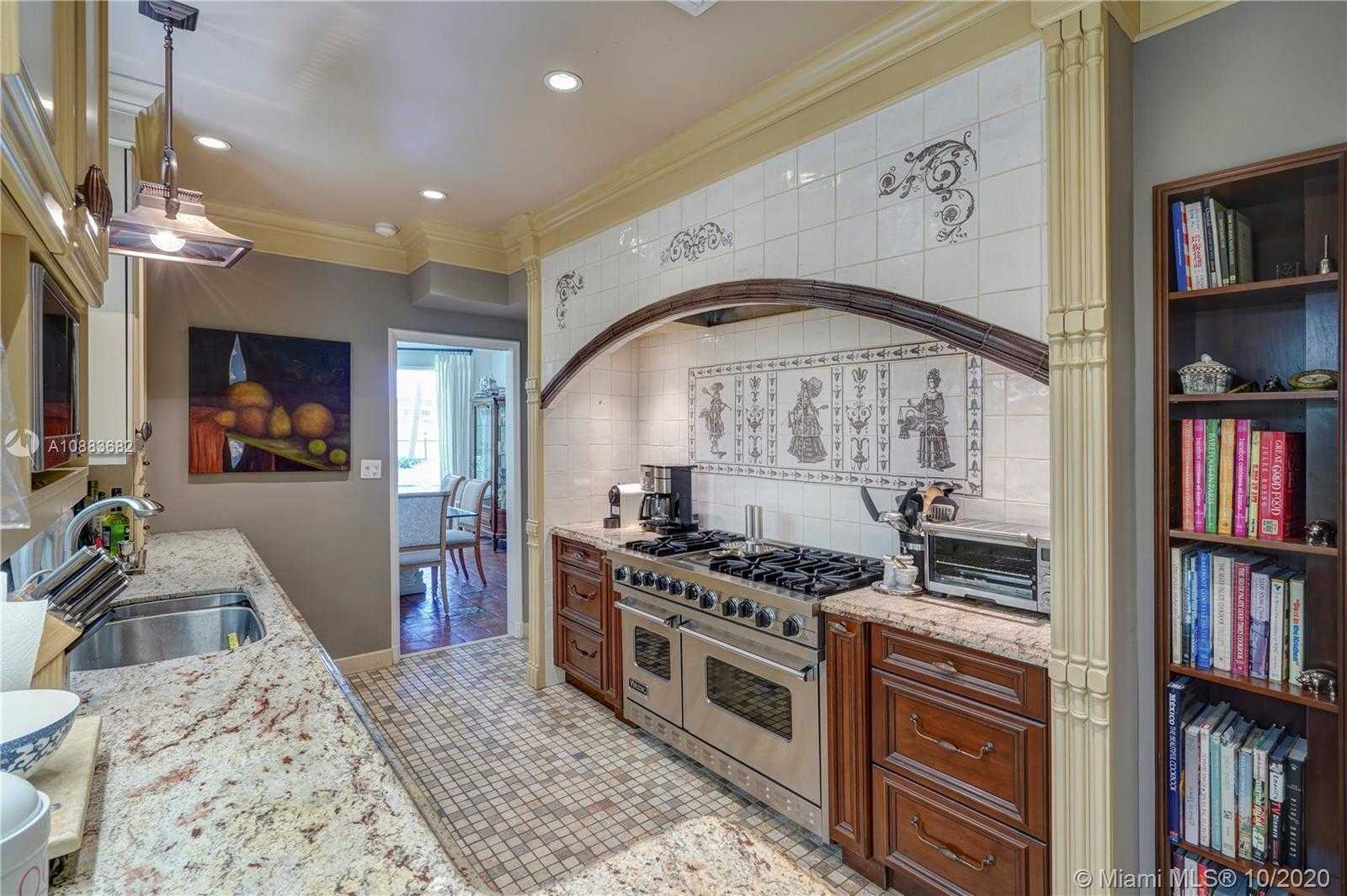 Small Image of 6525 ALLISON RD, Miami Beach Number 9