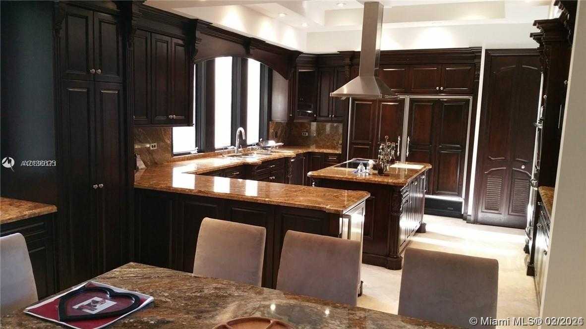 Small Image of 6325 ALLISON RD, Miami Beach Number 9
