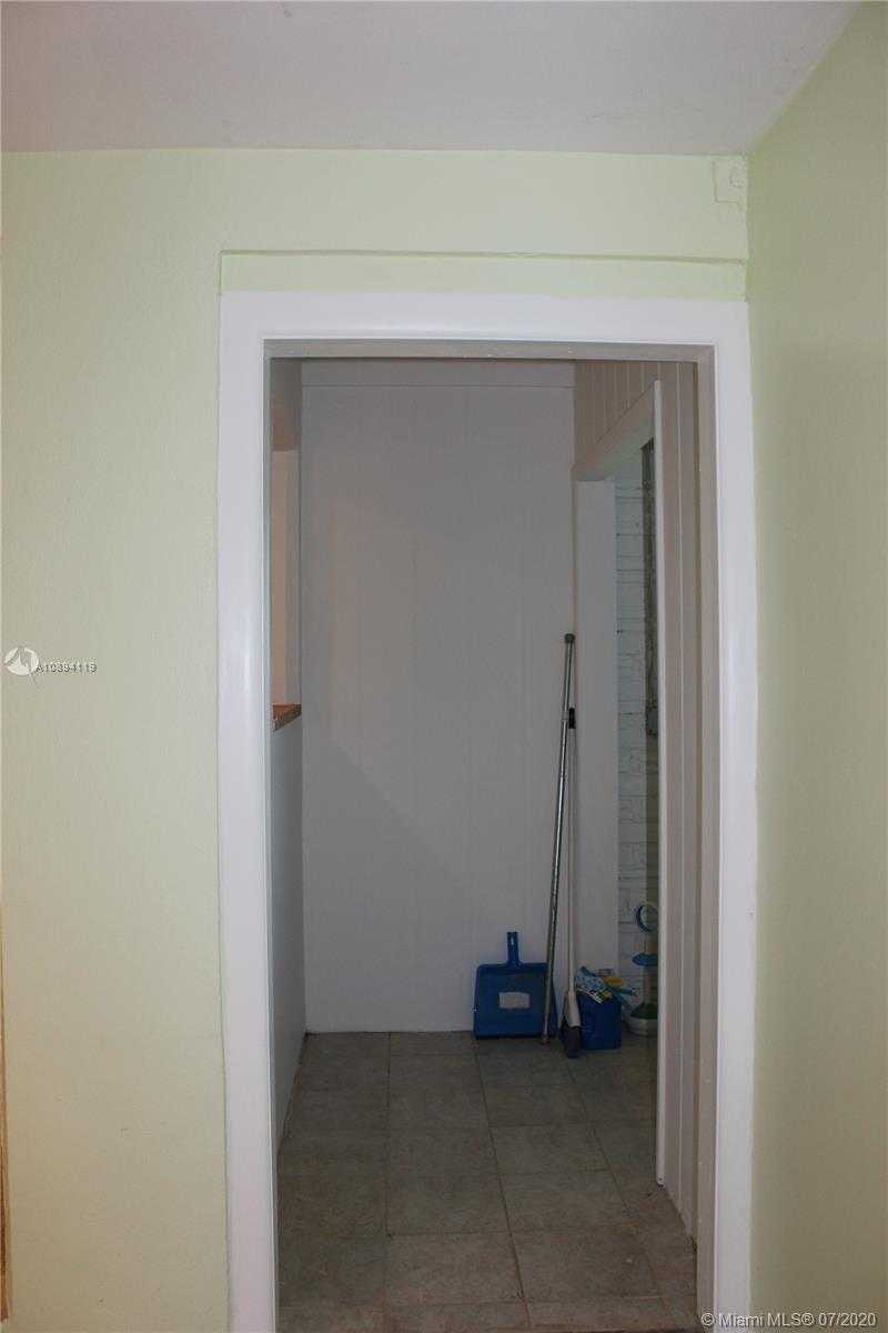 Small Image of 320 PINEWOOD STREET, Lantana Number 14