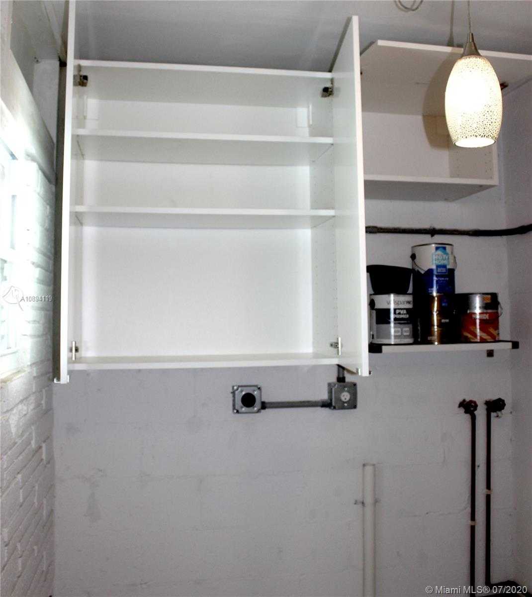 Small Image of 320 PINEWOOD STREET, Lantana Number 16