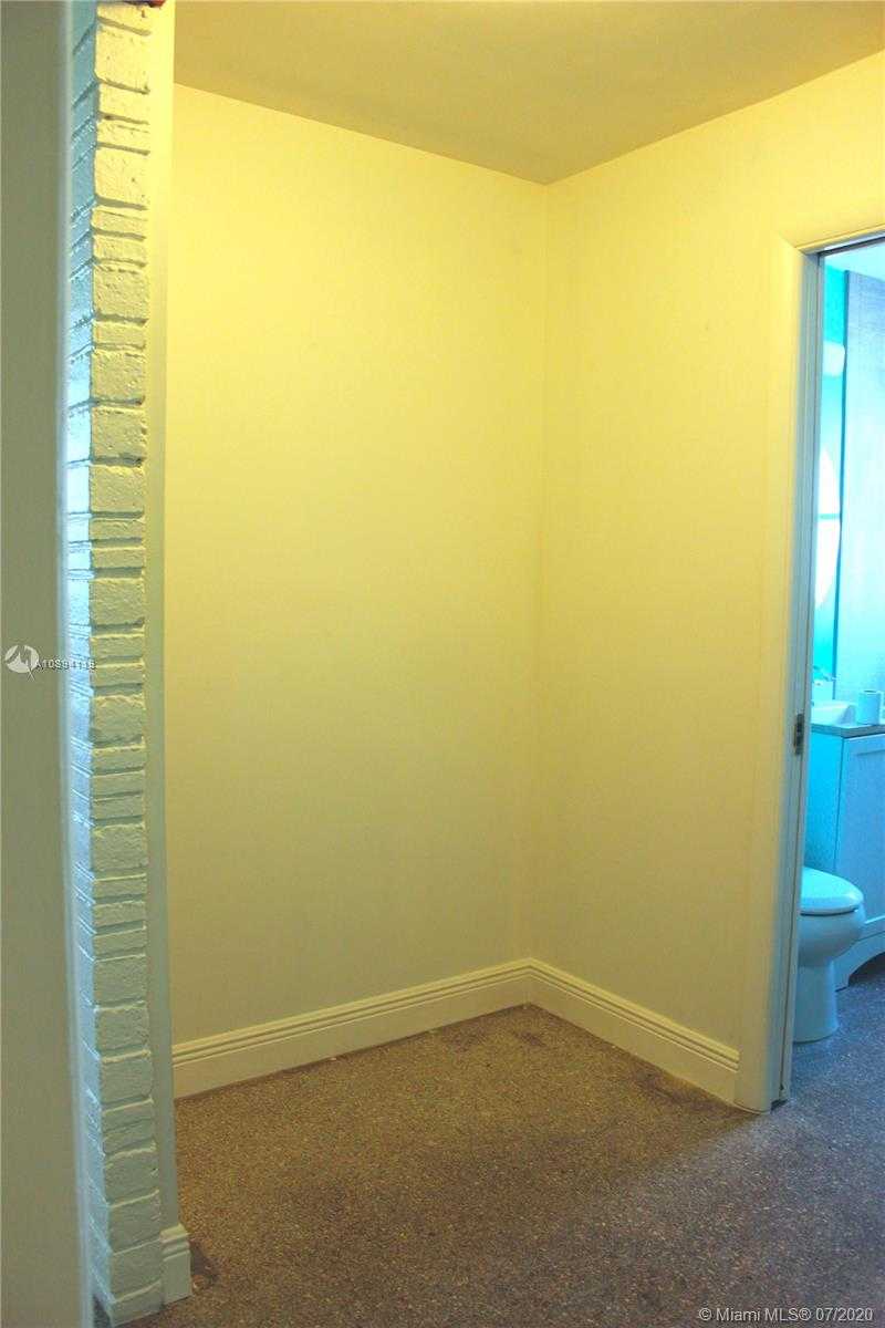 Small Image of 320 PINEWOOD STREET, Lantana Number 19