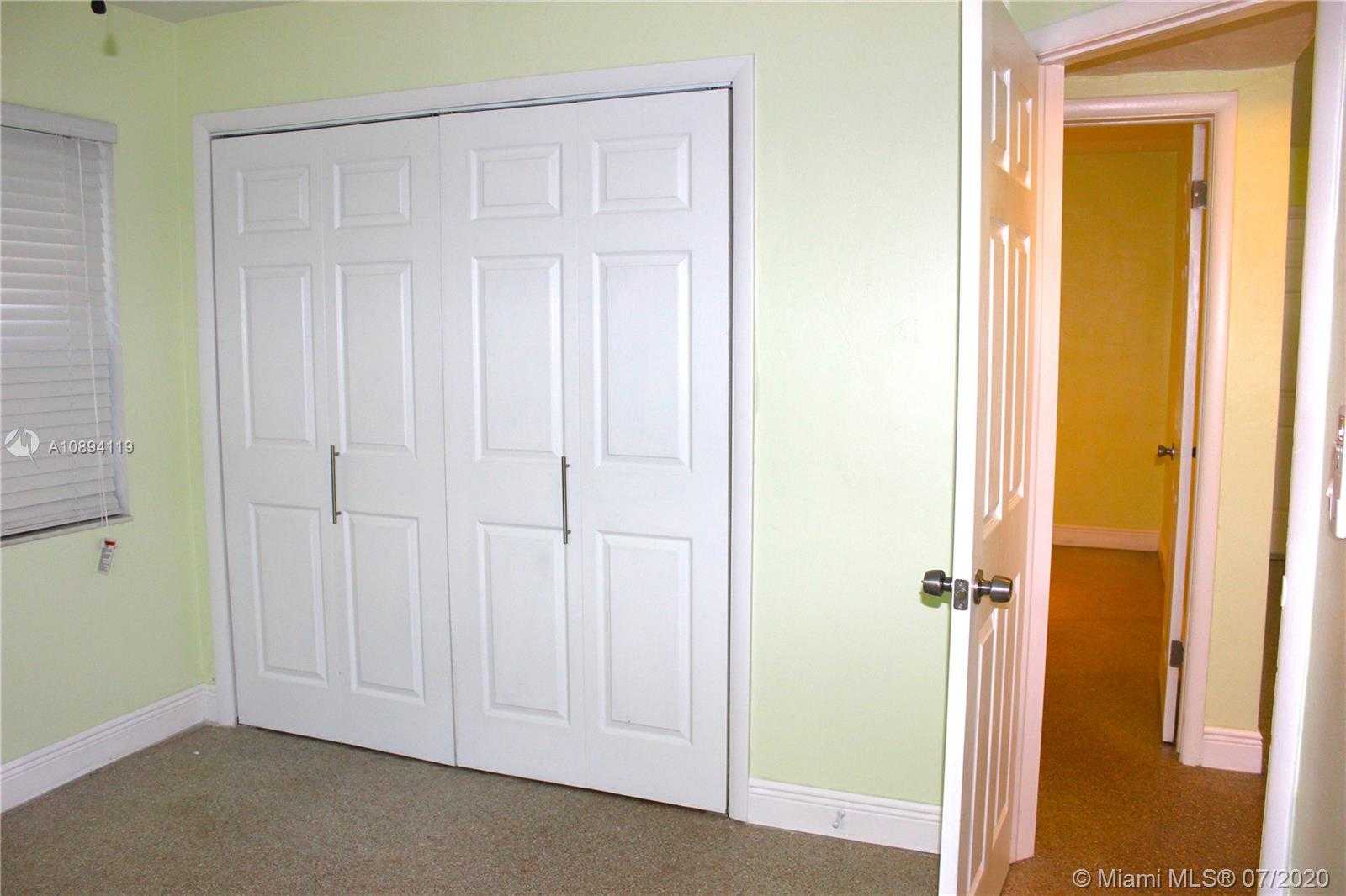 Small Image of 320 PINEWOOD STREET, Lantana Number 22