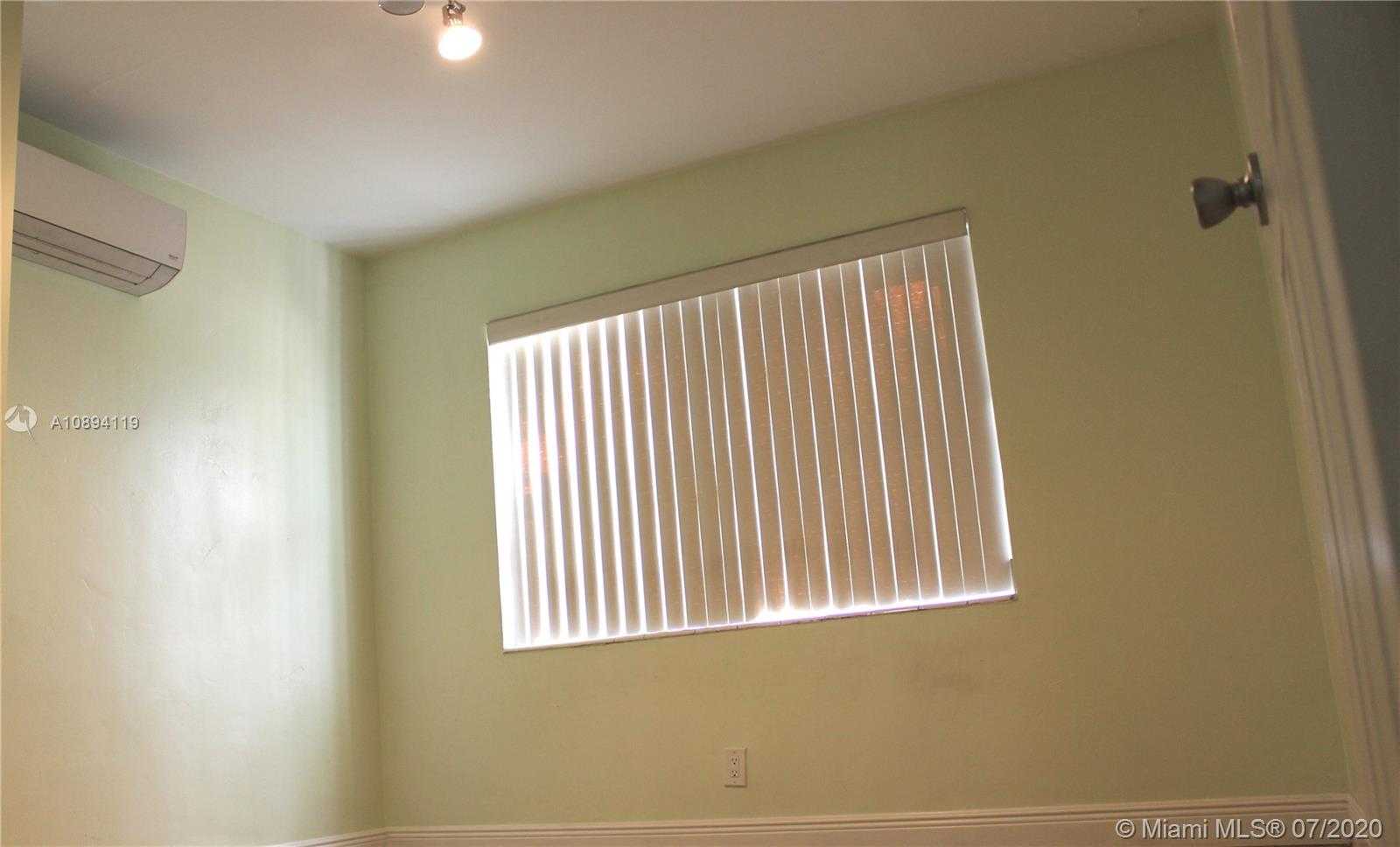 Small Image of 320 PINEWOOD STREET, Lantana Number 23