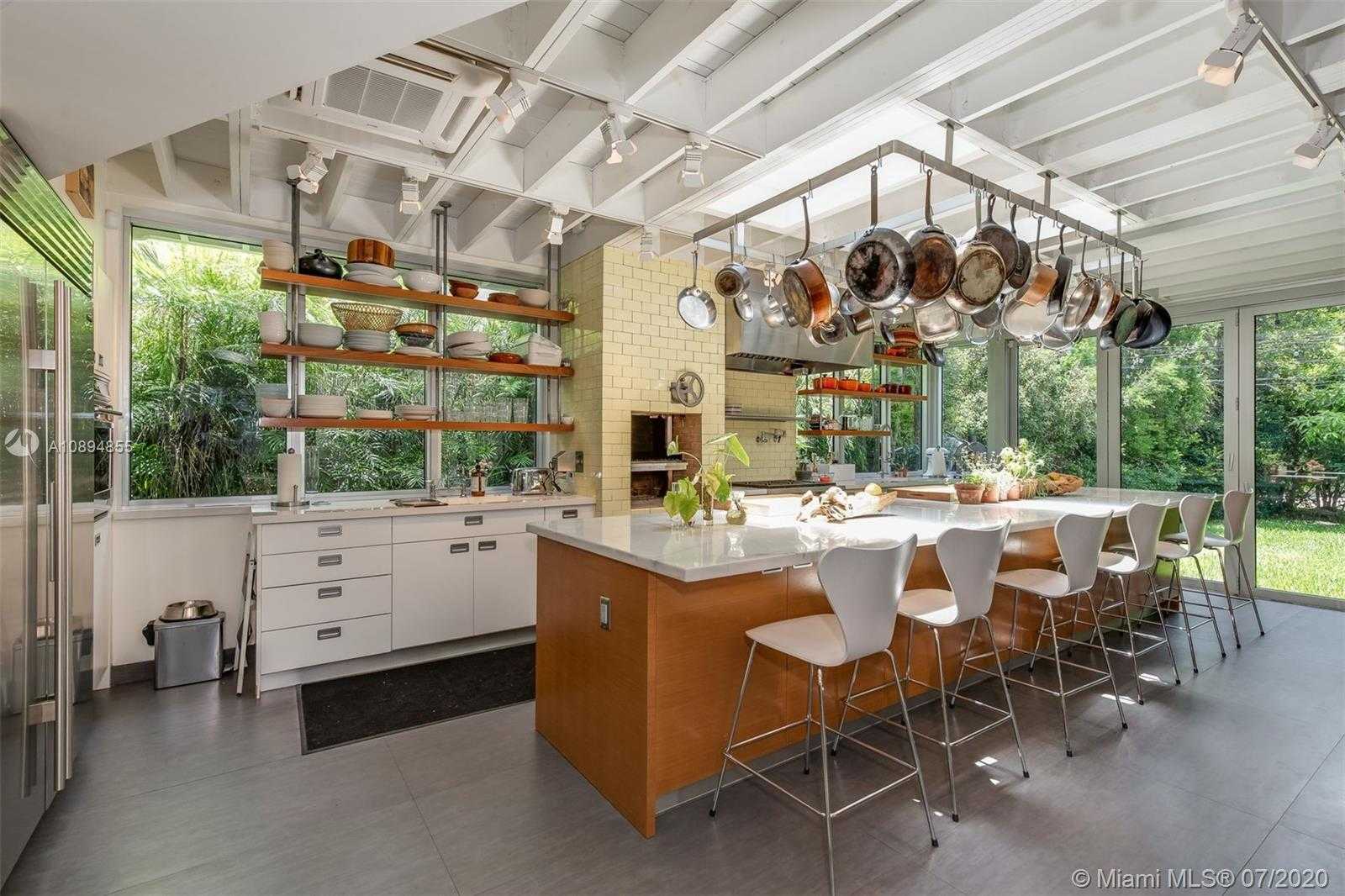 Small Image of 2801 FAIRGREEN DR, Miami Beach Number 2