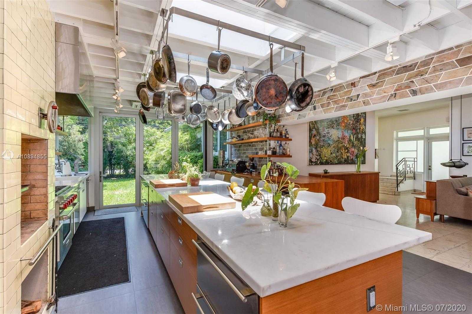 Small Image of 2801 FAIRGREEN DR, Miami Beach Number 9