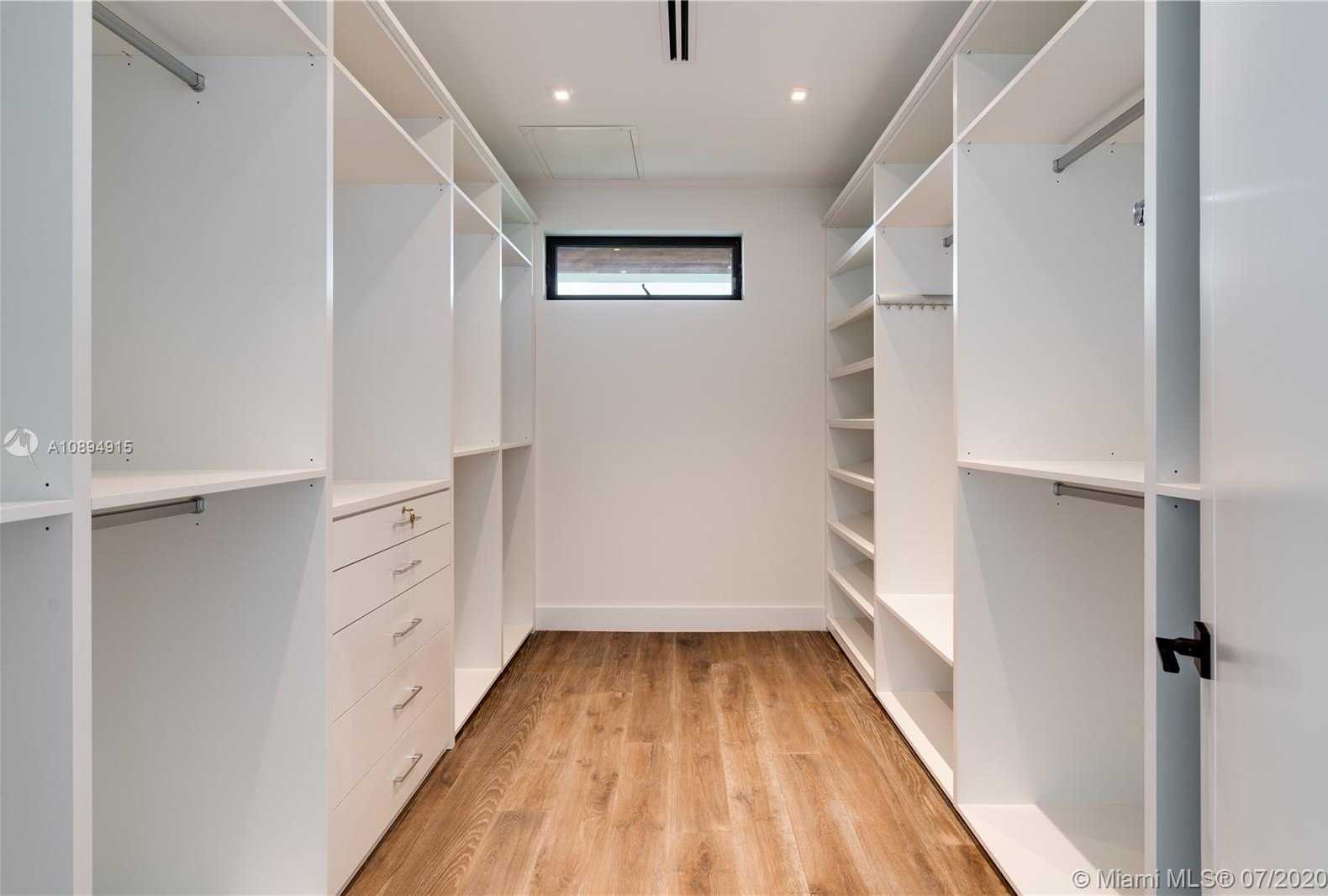 Small Image of 130 ISLAND DRIVE, Key Biscayne Number 32