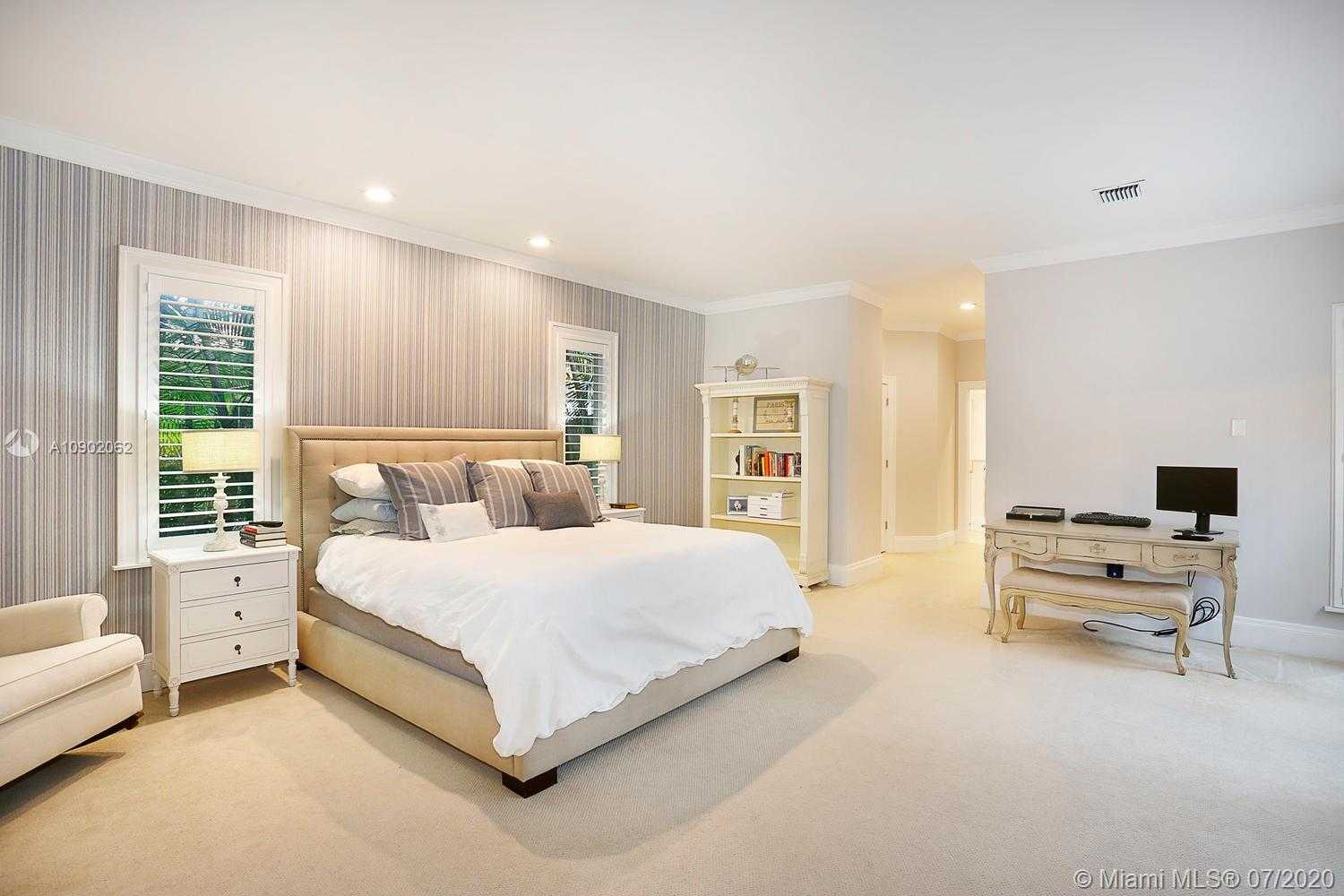Small Image of 1236 PLACETAS AVE, Coral Gables Number 11