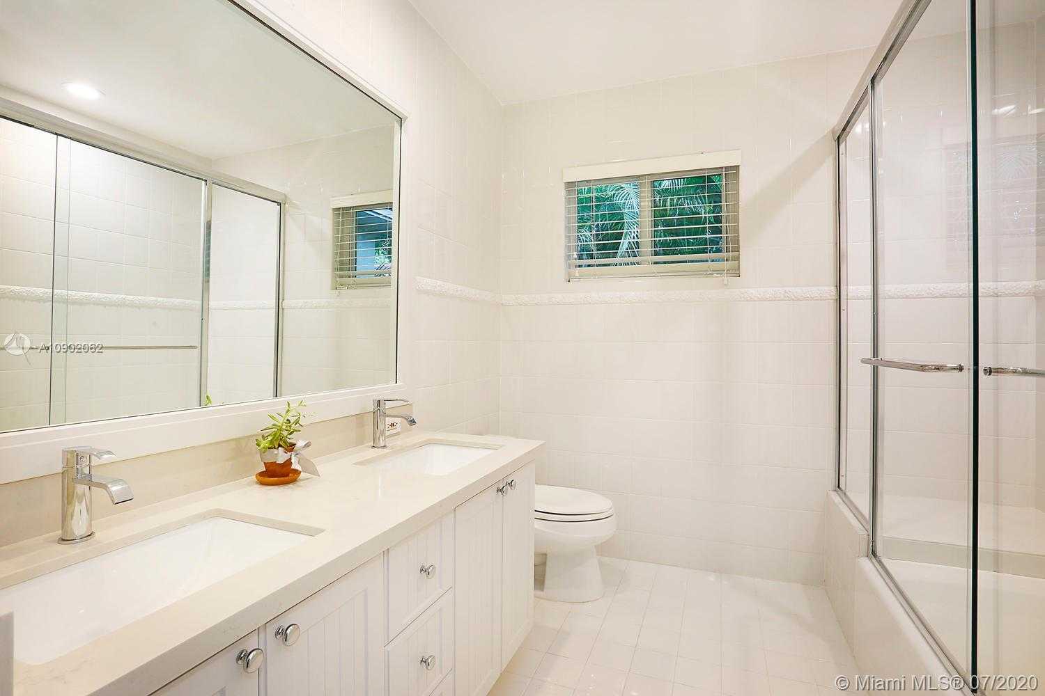 Small Image of 1236 PLACETAS AVE, Coral Gables Number 16