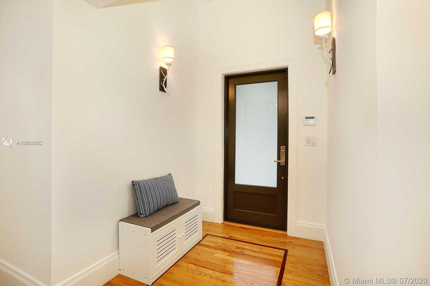 Small Image of 1236 PLACETAS AVE, Coral Gables Number 3