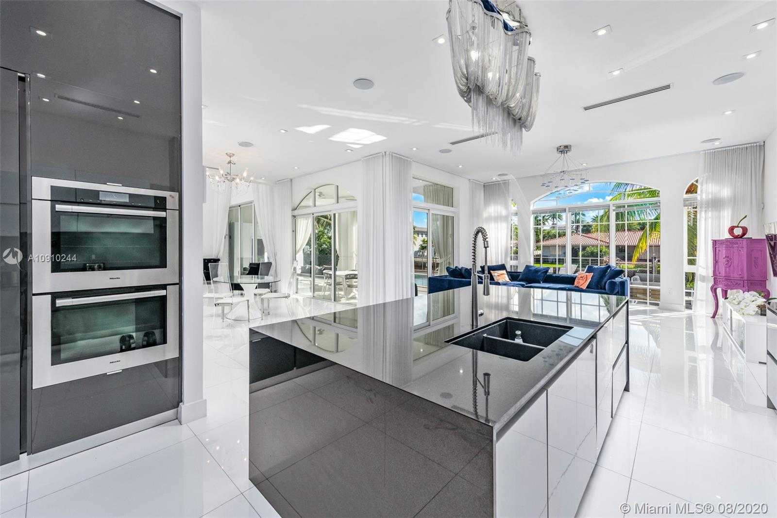 Small Image of 16444 NE 33rd Ave, North Miami Beach, FL 33160, USA Number 17