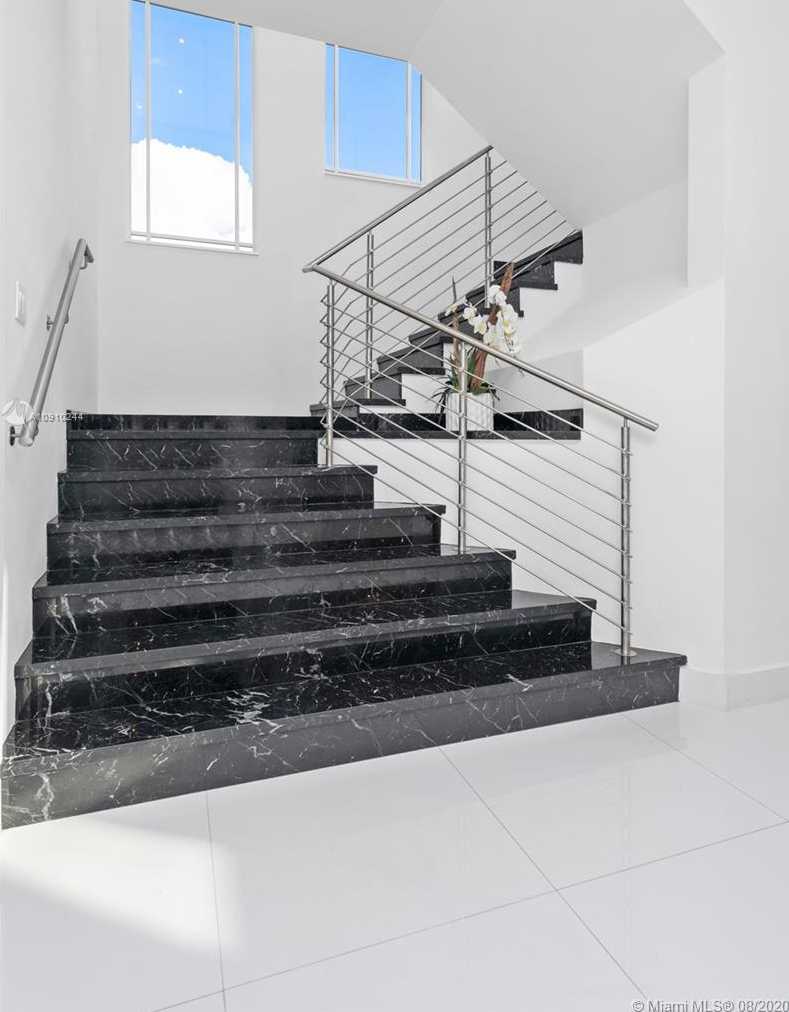 Small Image of 16444 NE 33rd Ave, North Miami Beach, FL 33160, USA Number 25