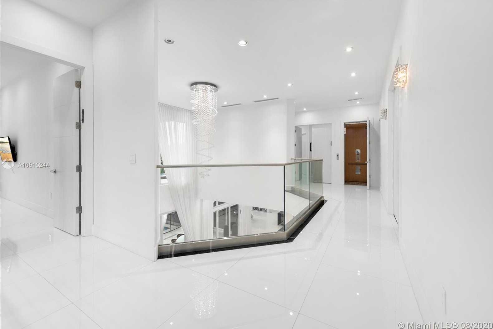 Small Image of 16444 NE 33rd Ave, North Miami Beach, FL 33160, USA Number 26