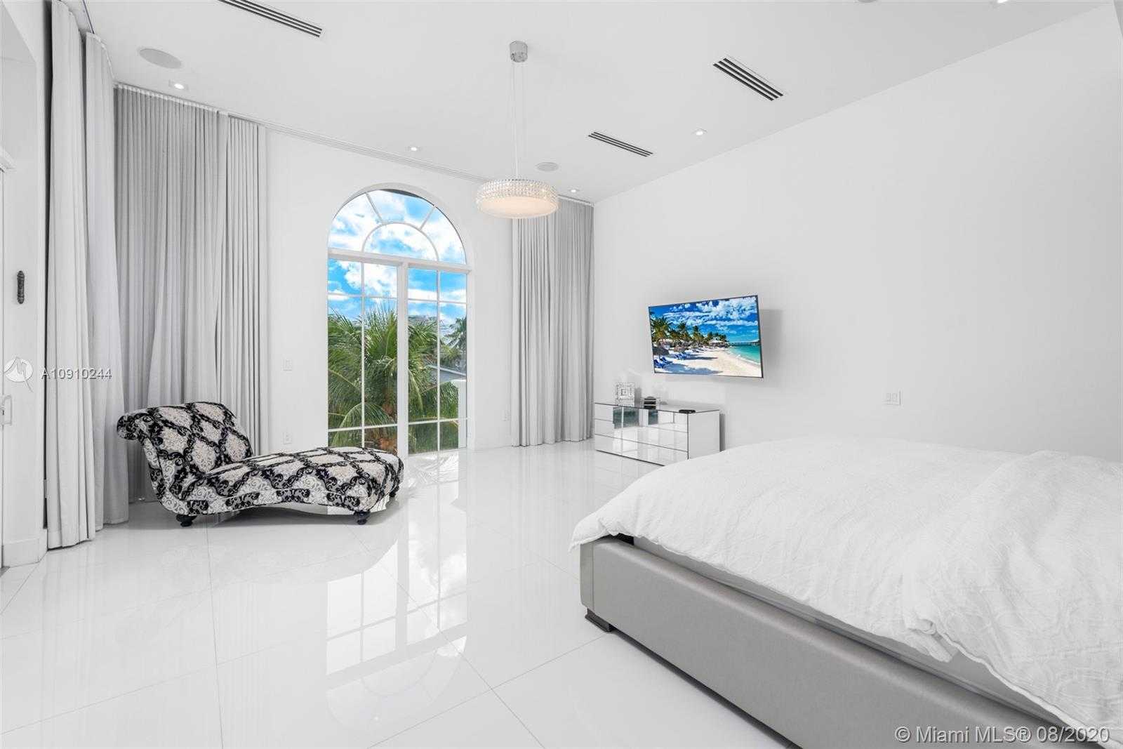Small Image of 16444 NE 33rd Ave, North Miami Beach, FL 33160, USA Number 27