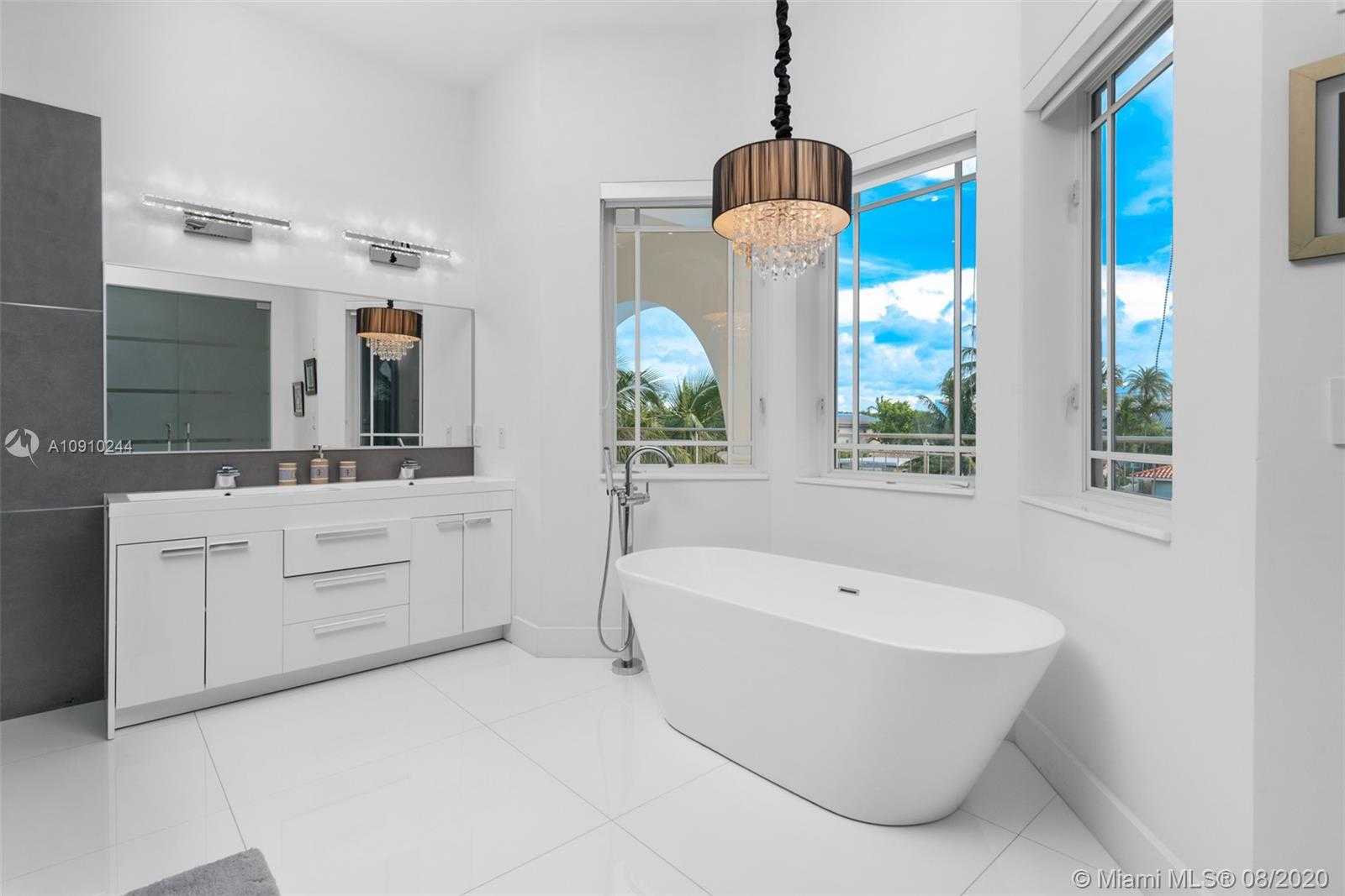 Small Image of 16444 NE 33rd Ave, North Miami Beach, FL 33160, USA Number 30