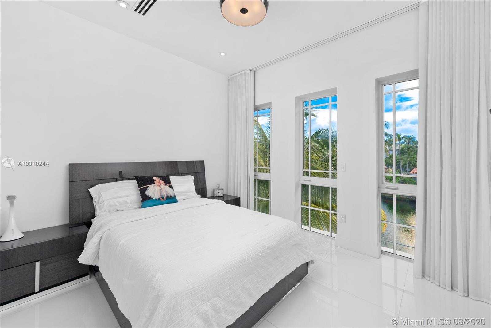 Small Image of 16444 NE 33rd Ave, North Miami Beach, FL 33160, USA Number 37