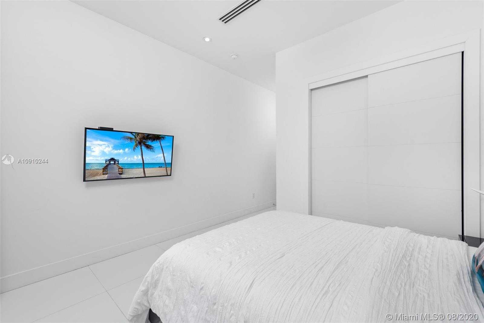 Small Image of 16444 NE 33rd Ave, North Miami Beach, FL 33160, USA Number 38