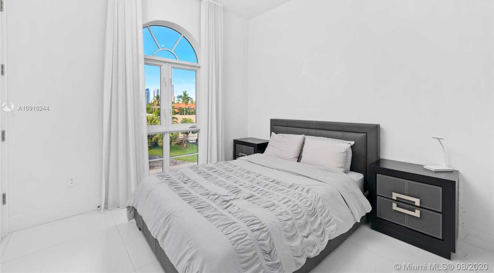 Small Image of 16444 NE 33rd Ave, North Miami Beach, FL 33160, USA Number 40