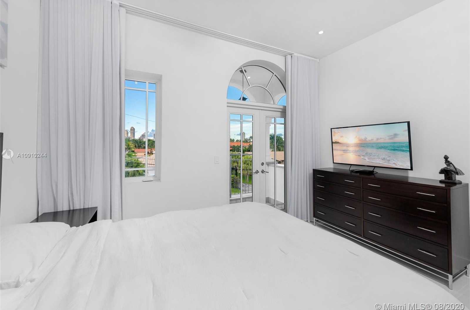 Small Image of 16444 NE 33rd Ave, North Miami Beach, FL 33160, USA Number 44