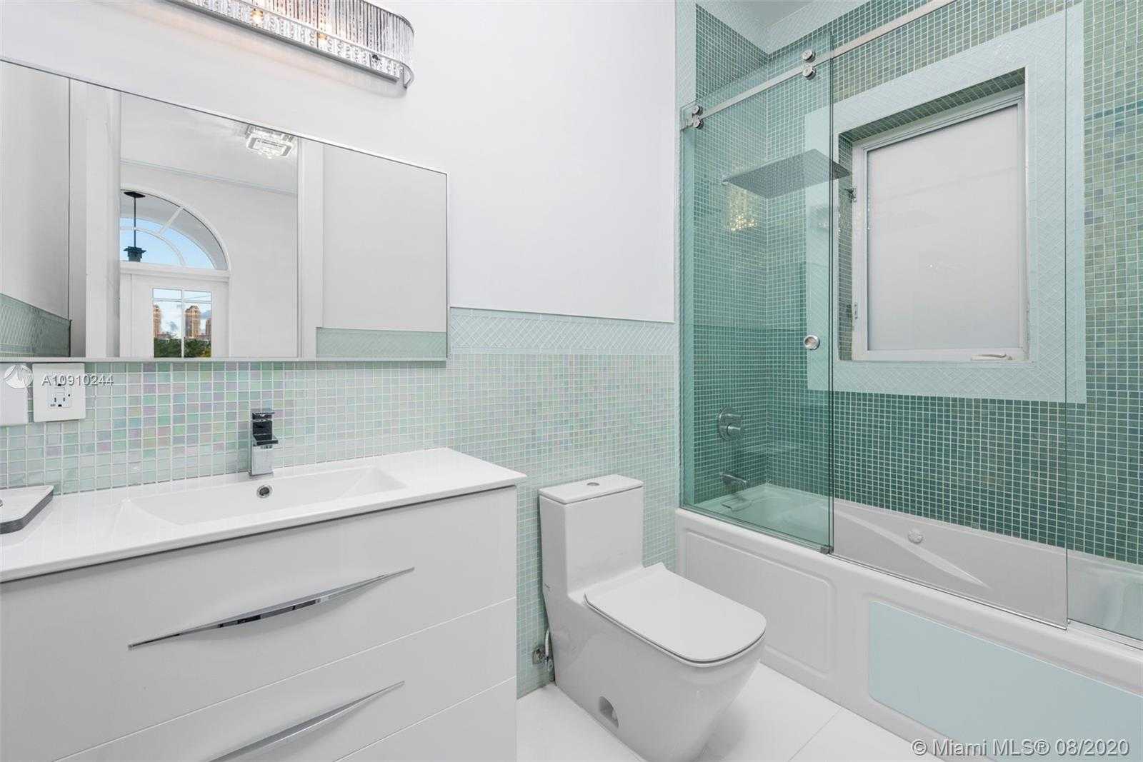 Small Image of 16444 NE 33rd Ave, North Miami Beach, FL 33160, USA Number 45