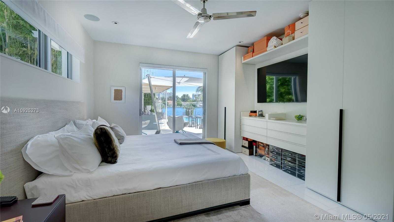 Small Image of 425 E Dilido Dr, Miami Beach, FL 33139, USA Number 14