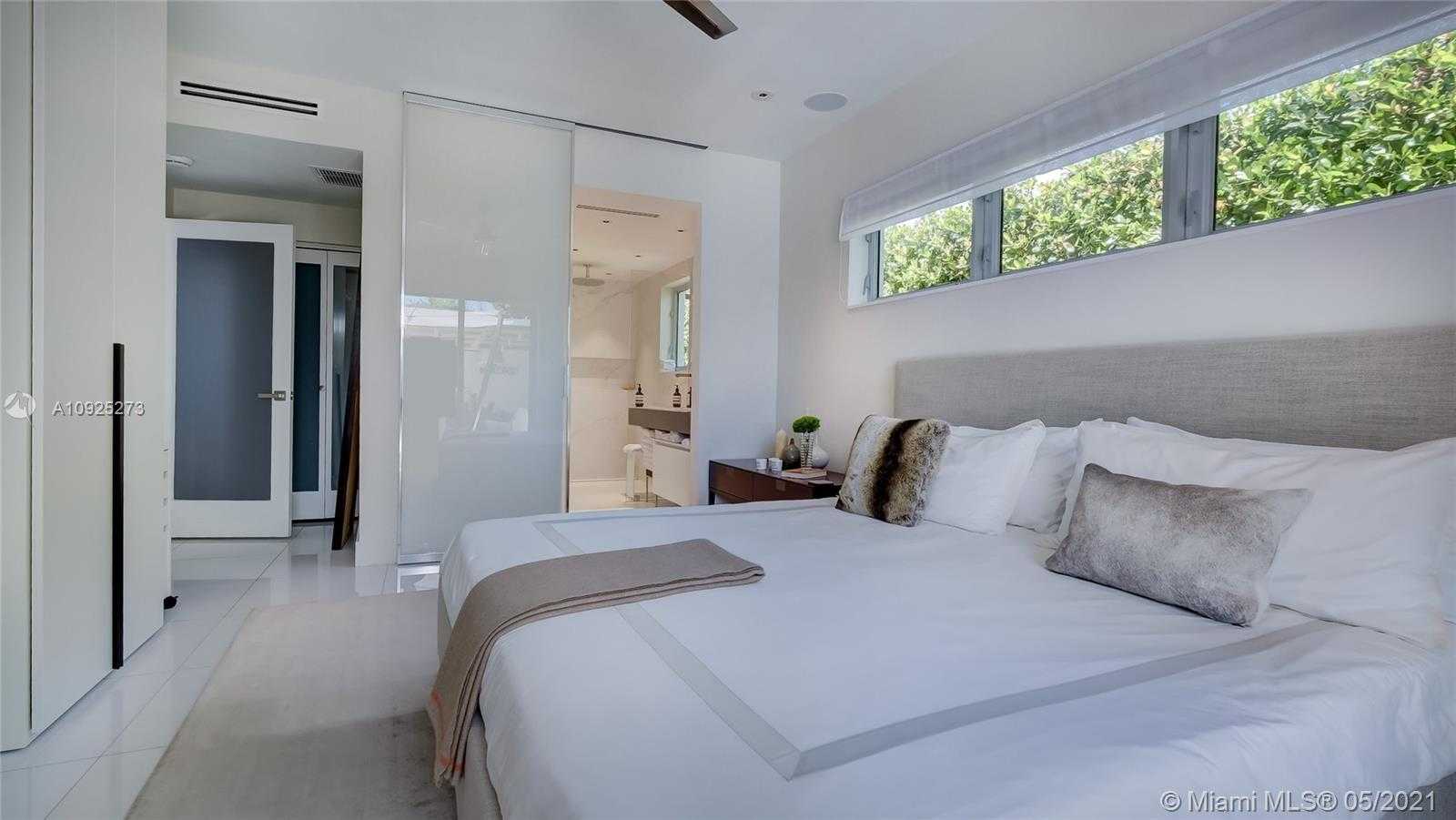 Small Image of 425 E Dilido Dr, Miami Beach, FL 33139, USA Number 15