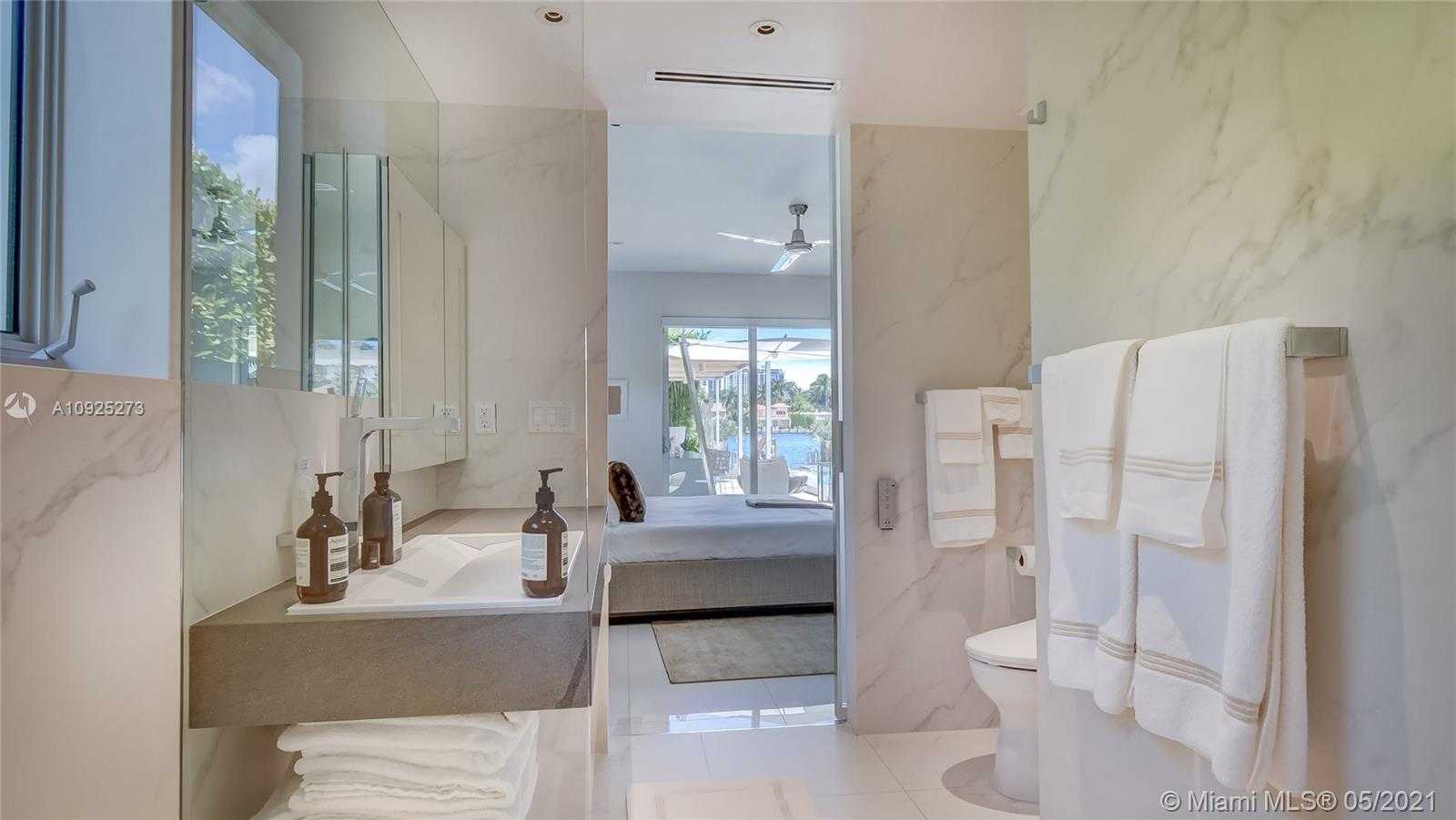 Small Image of 425 E Dilido Dr, Miami Beach, FL 33139, USA Number 16