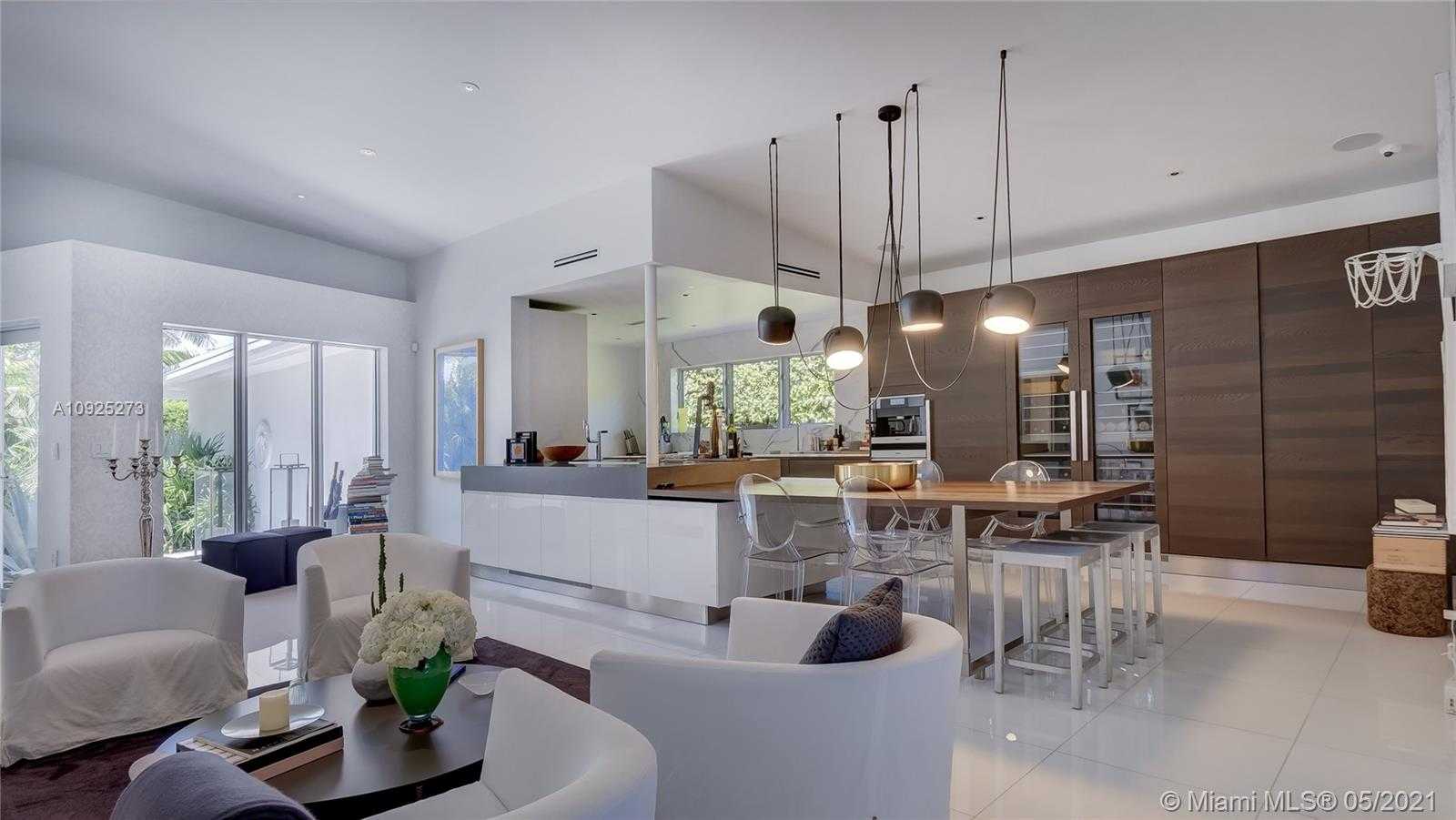 Small Image of 425 E Dilido Dr, Miami Beach, FL 33139, USA Number 17