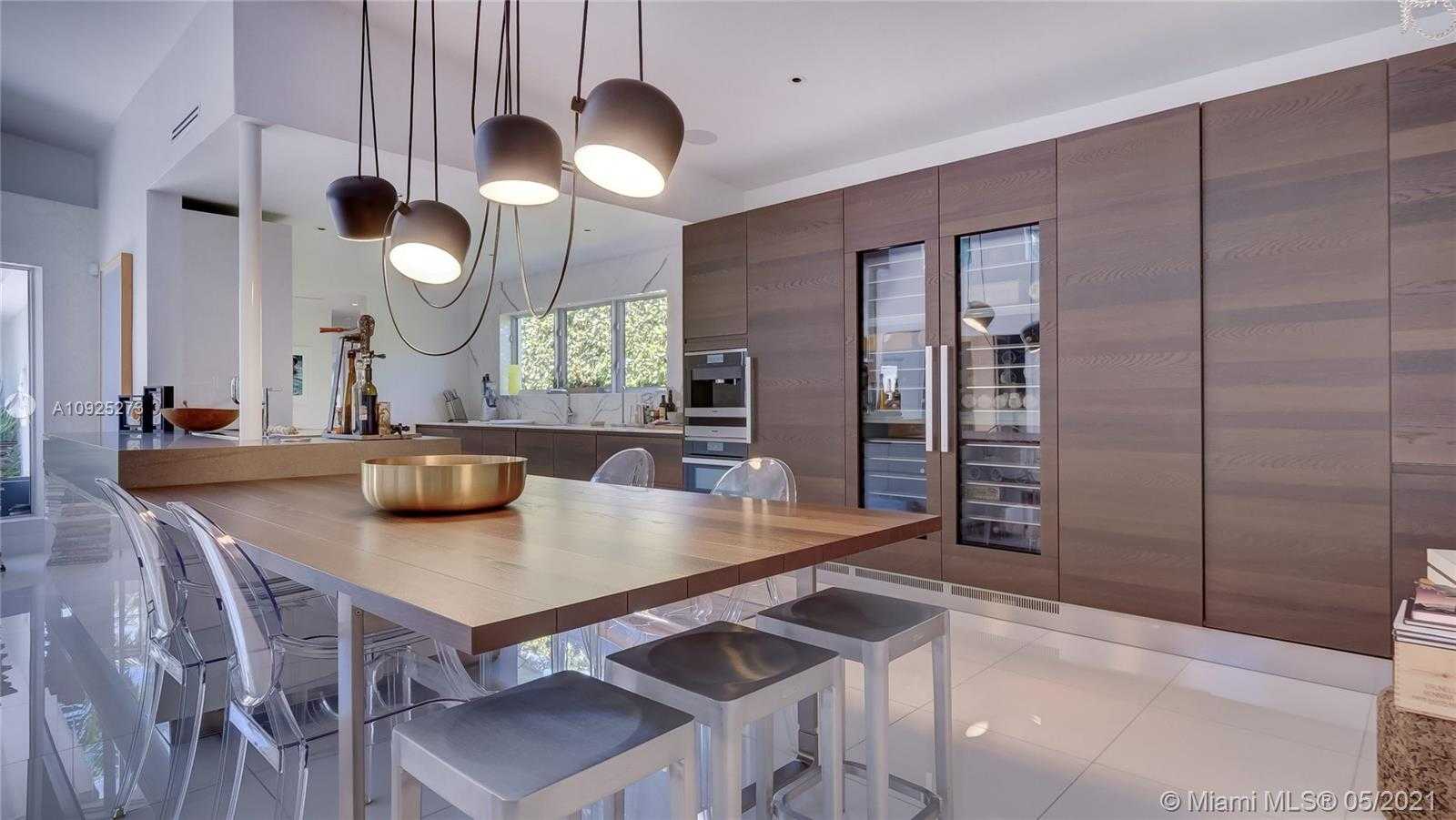 Small Image of 425 E Dilido Dr, Miami Beach, FL 33139, USA Number 18