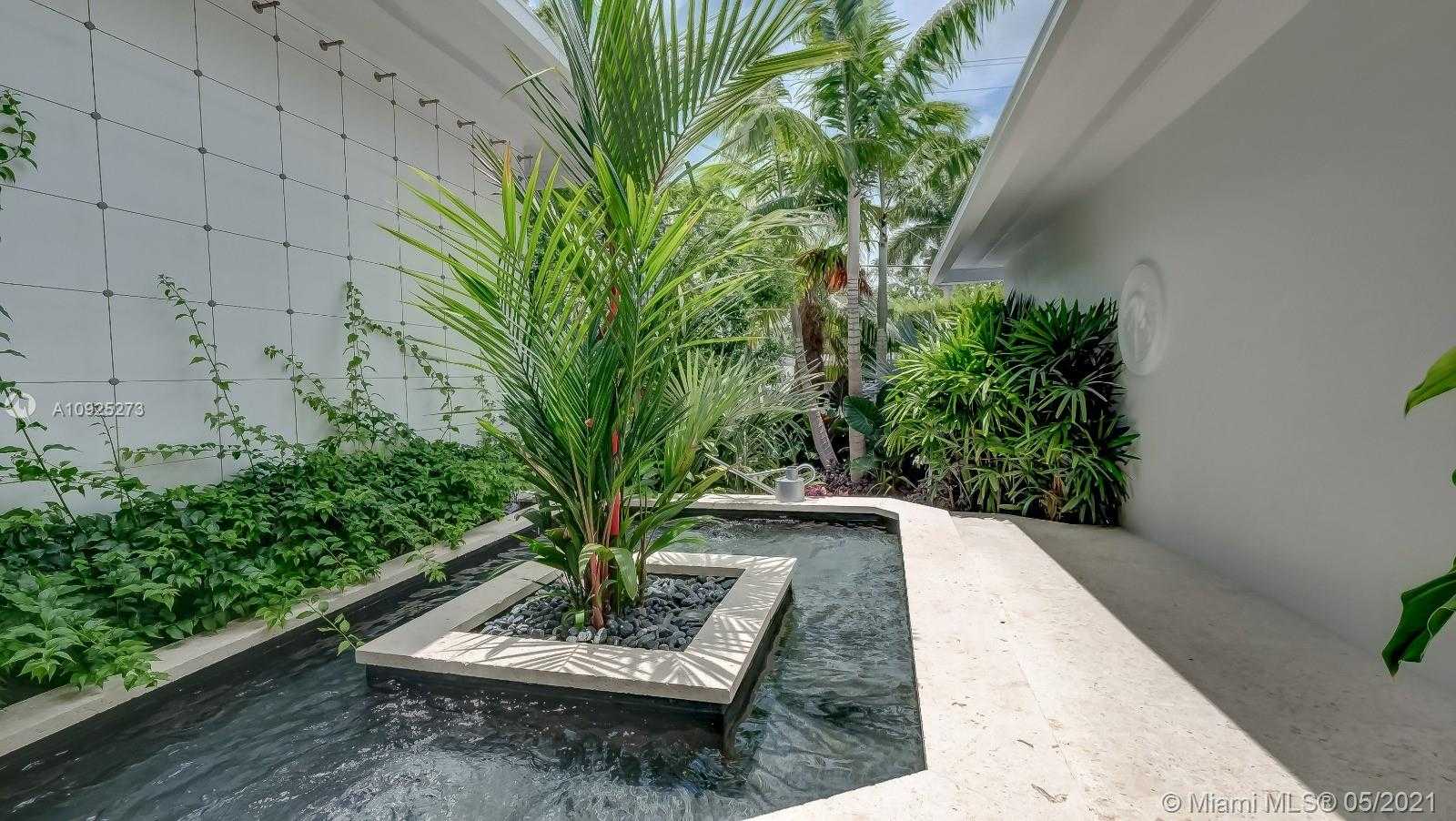 Small Image of 425 E Dilido Dr, Miami Beach, FL 33139, USA Number 2