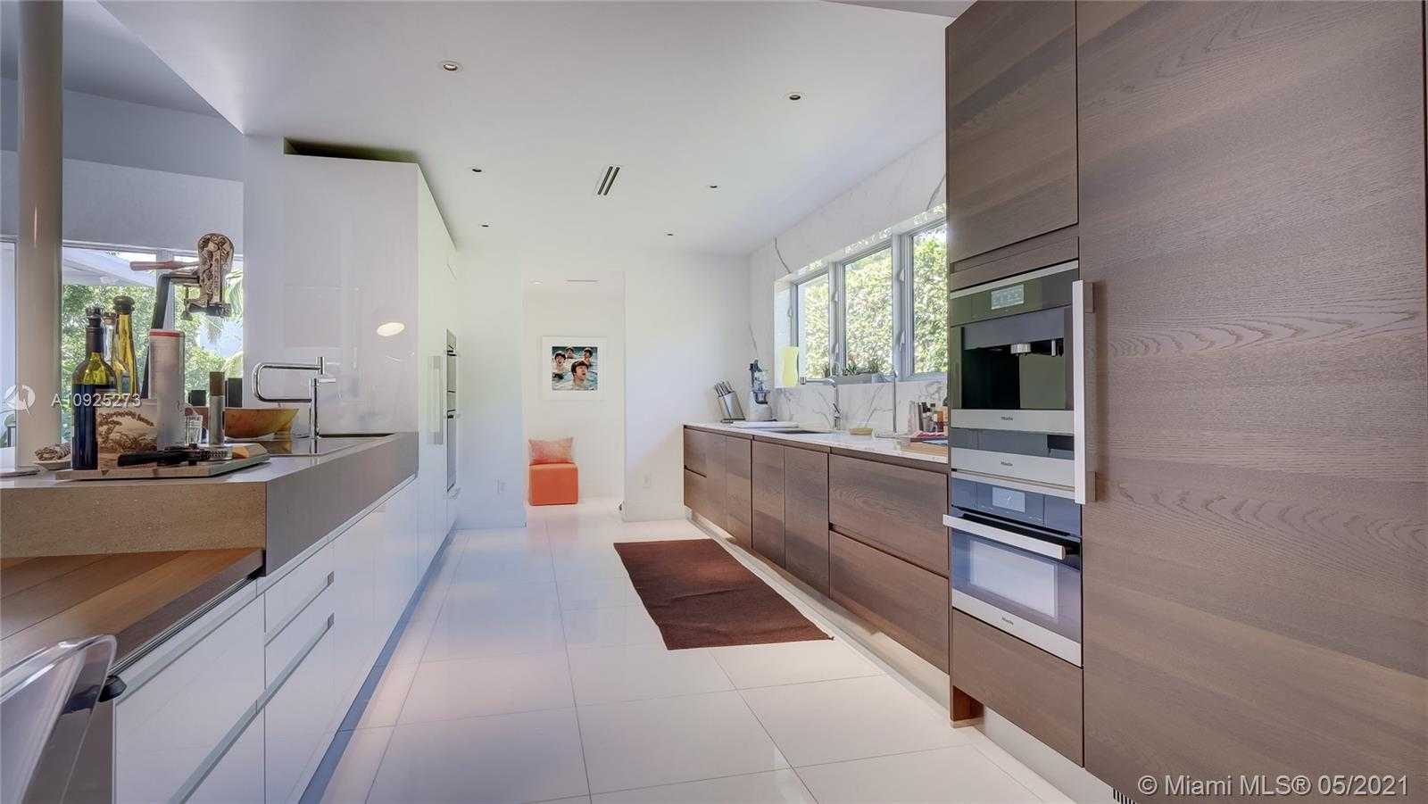 Small Image of 425 E Dilido Dr, Miami Beach, FL 33139, USA Number 20