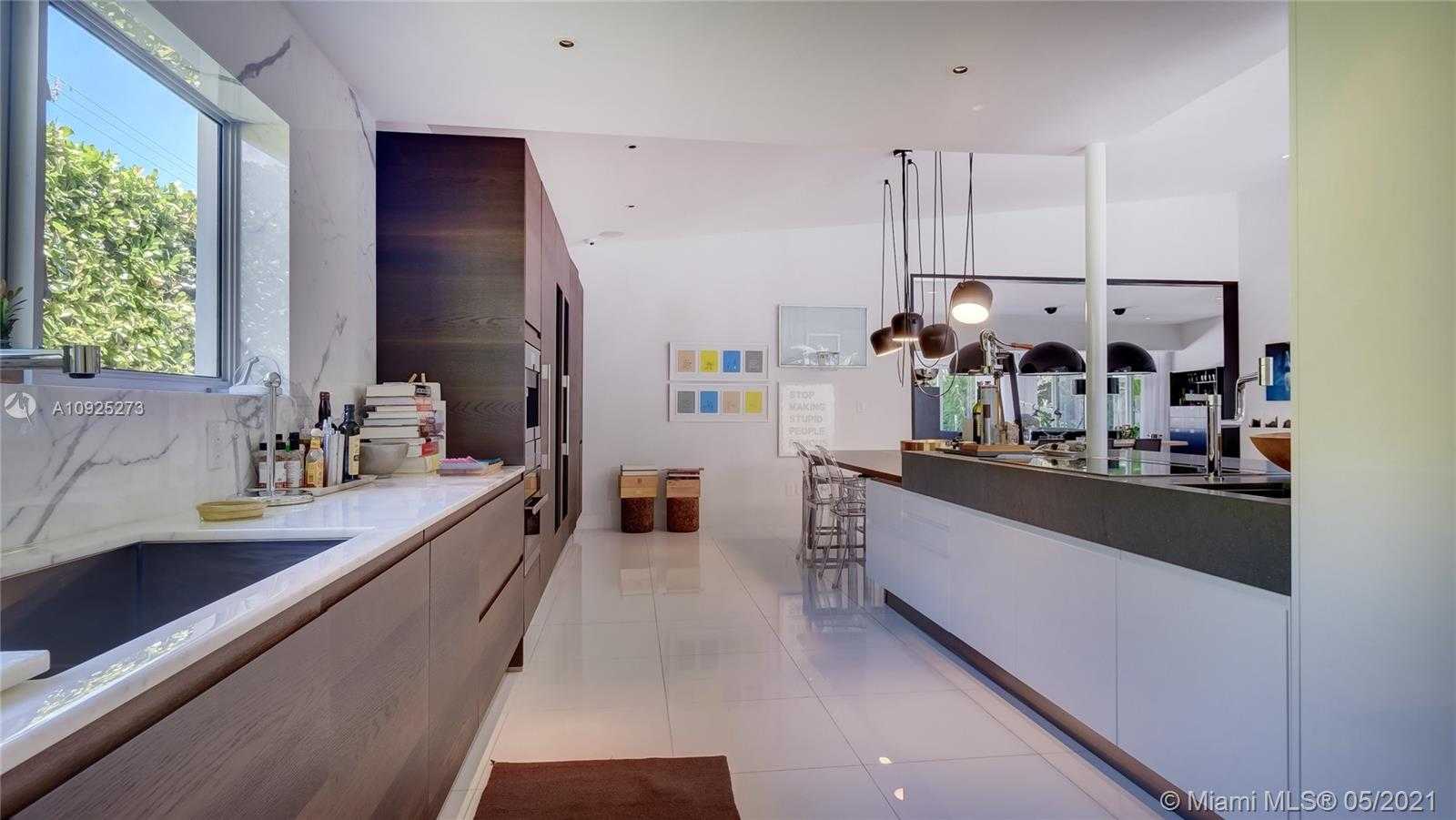 Small Image of 425 E Dilido Dr, Miami Beach, FL 33139, USA Number 21