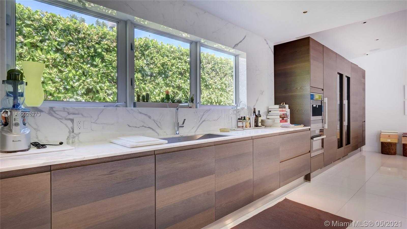 Small Image of 425 E Dilido Dr, Miami Beach, FL 33139, USA Number 22