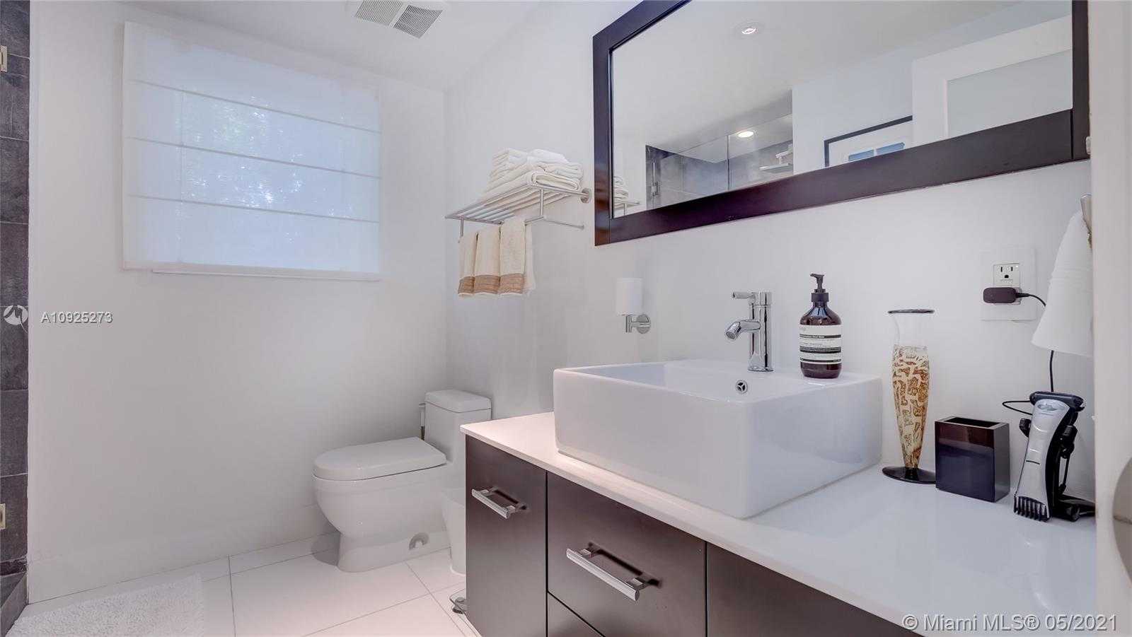 Small Image of 425 E Dilido Dr, Miami Beach, FL 33139, USA Number 24