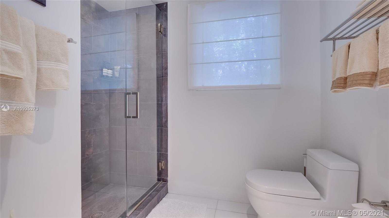 Small Image of 425 E Dilido Dr, Miami Beach, FL 33139, USA Number 25