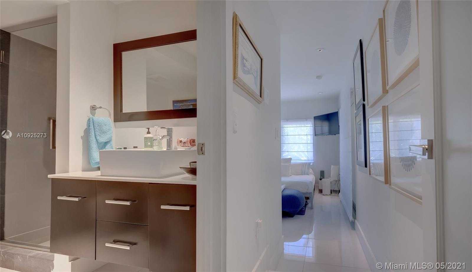 Small Image of 425 E Dilido Dr, Miami Beach, FL 33139, USA Number 28