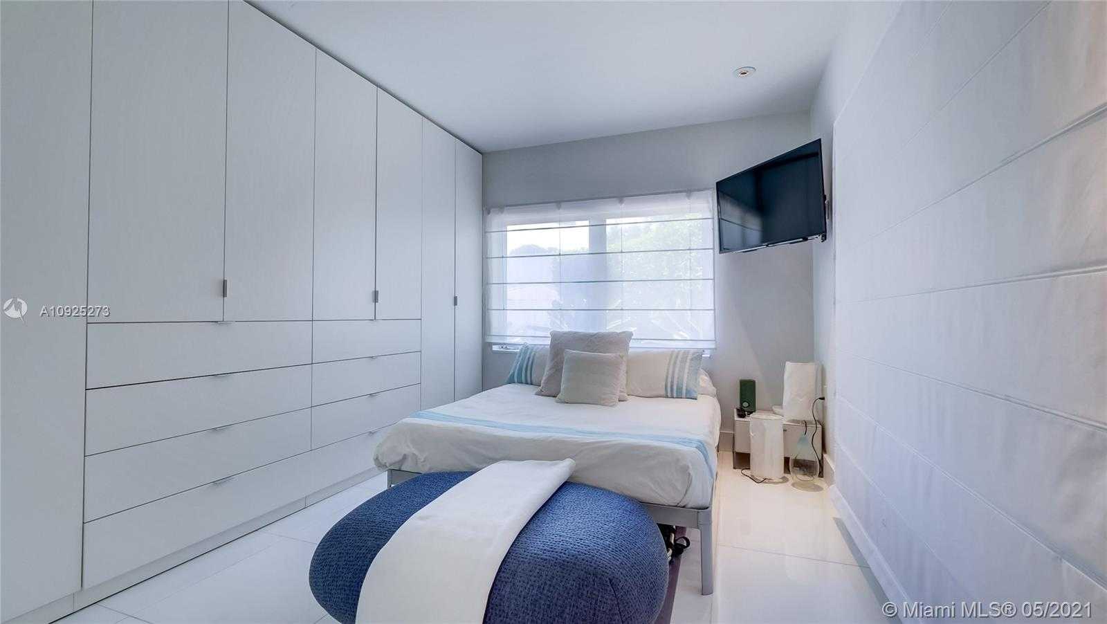 Small Image of 425 E Dilido Dr, Miami Beach, FL 33139, USA Number 29