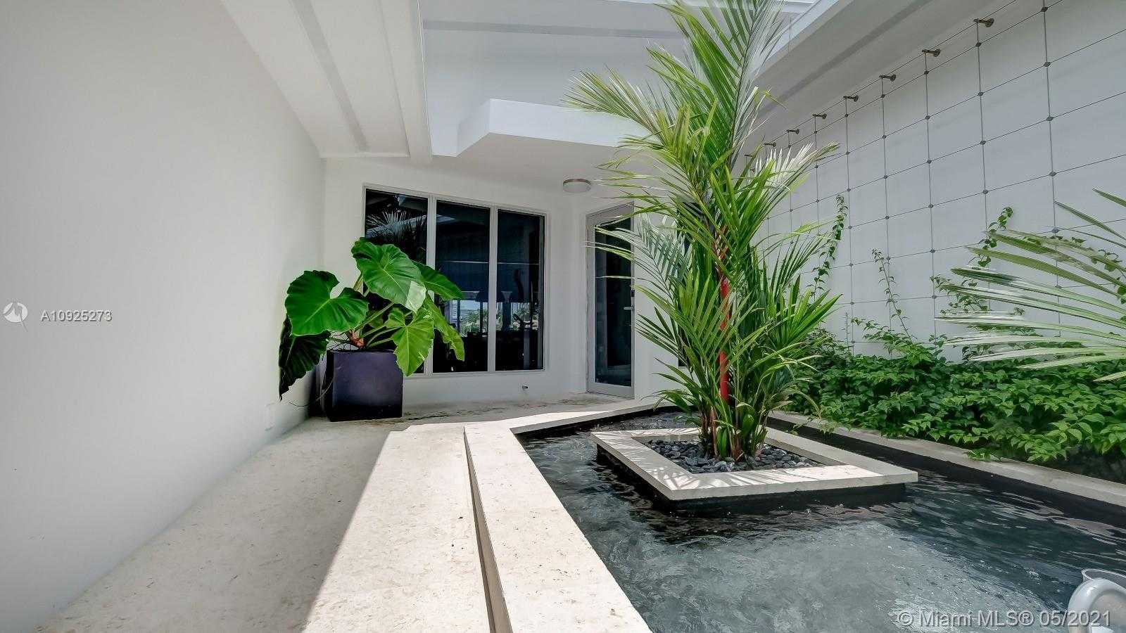 Small Image of 425 E Dilido Dr, Miami Beach, FL 33139, USA Number 3
