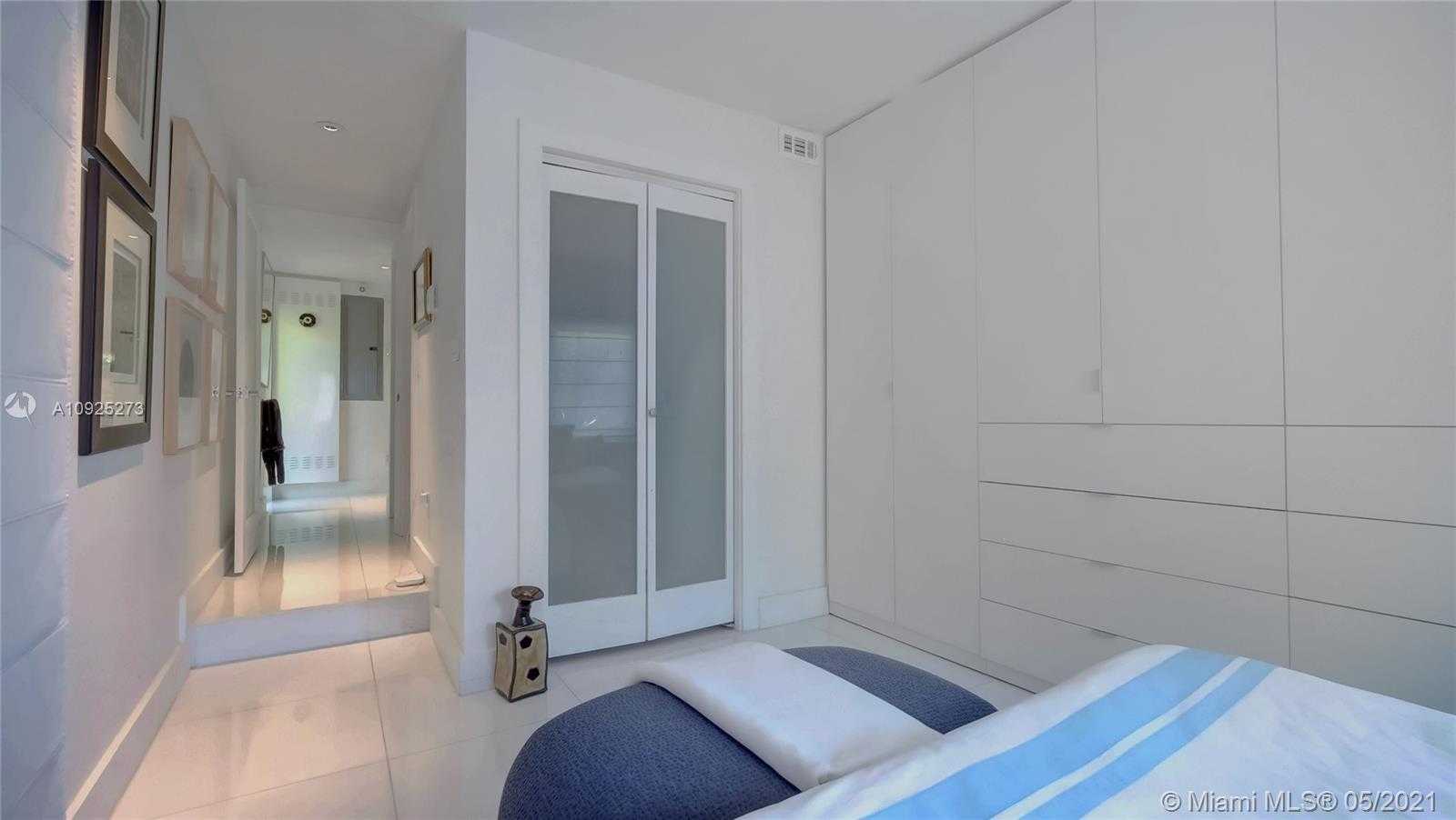 Small Image of 425 E Dilido Dr, Miami Beach, FL 33139, USA Number 30