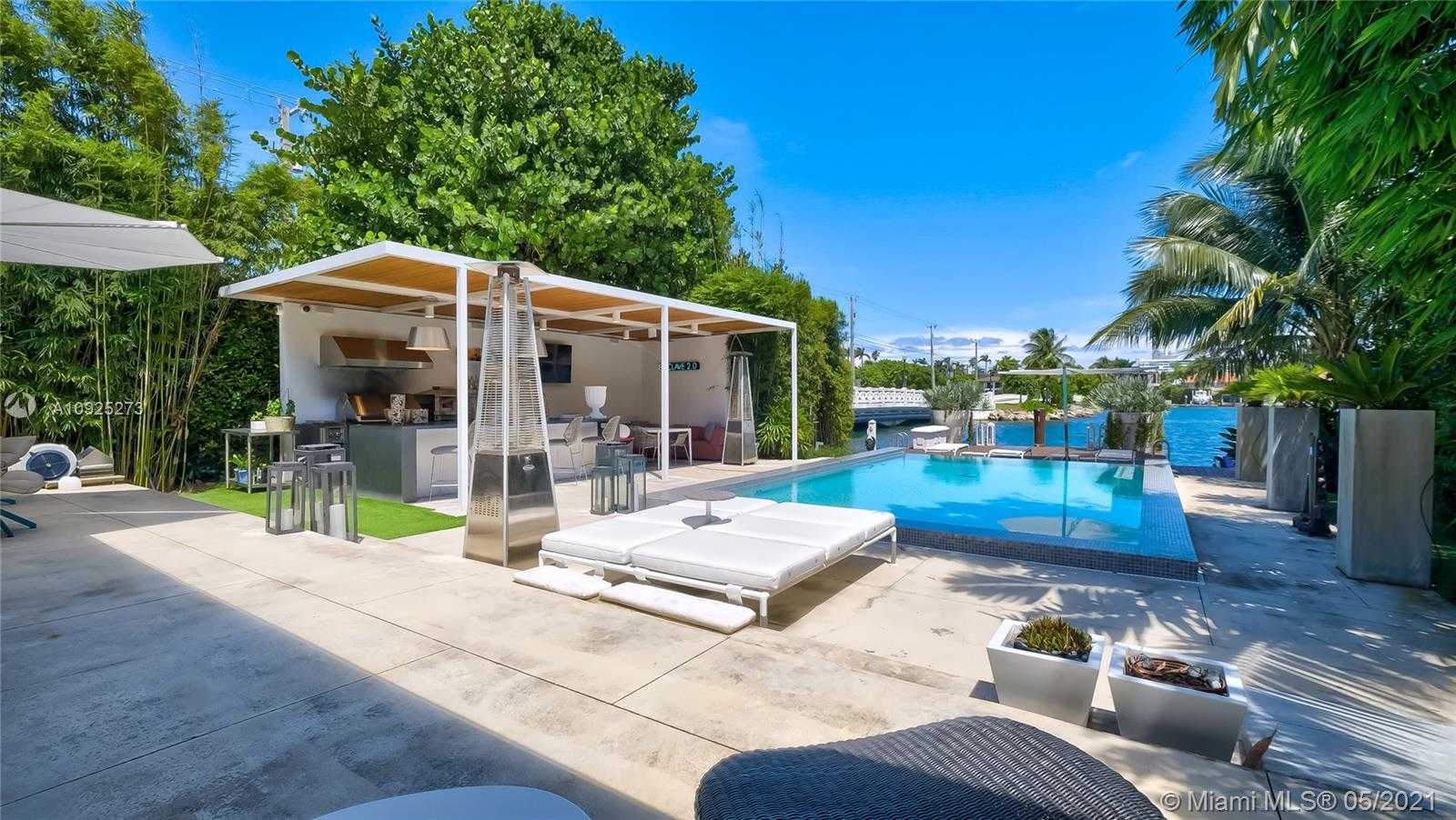 Small Image of 425 E Dilido Dr, Miami Beach, FL 33139, USA Number 32