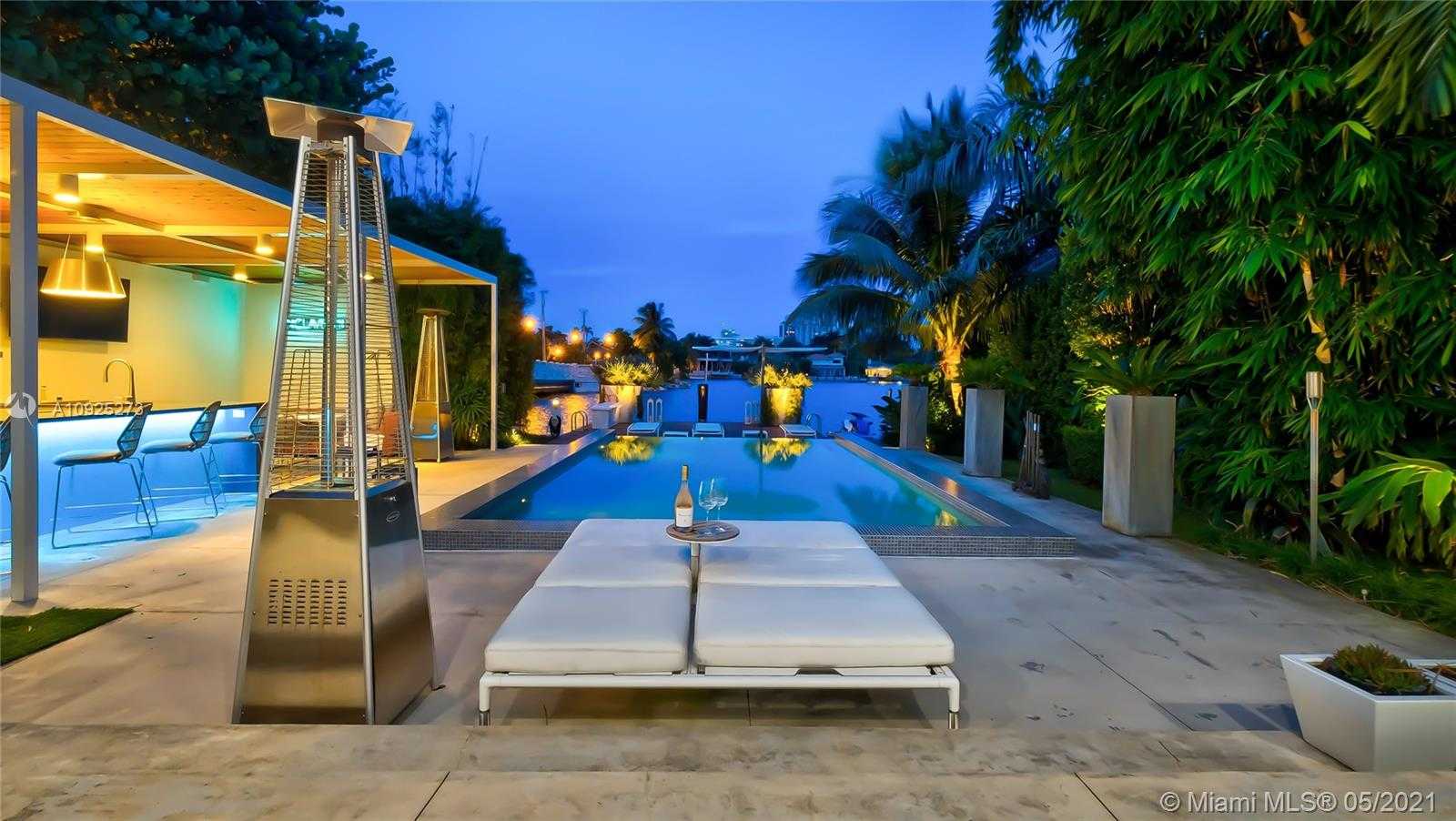 Small Image of 425 E Dilido Dr, Miami Beach, FL 33139, USA Number 44