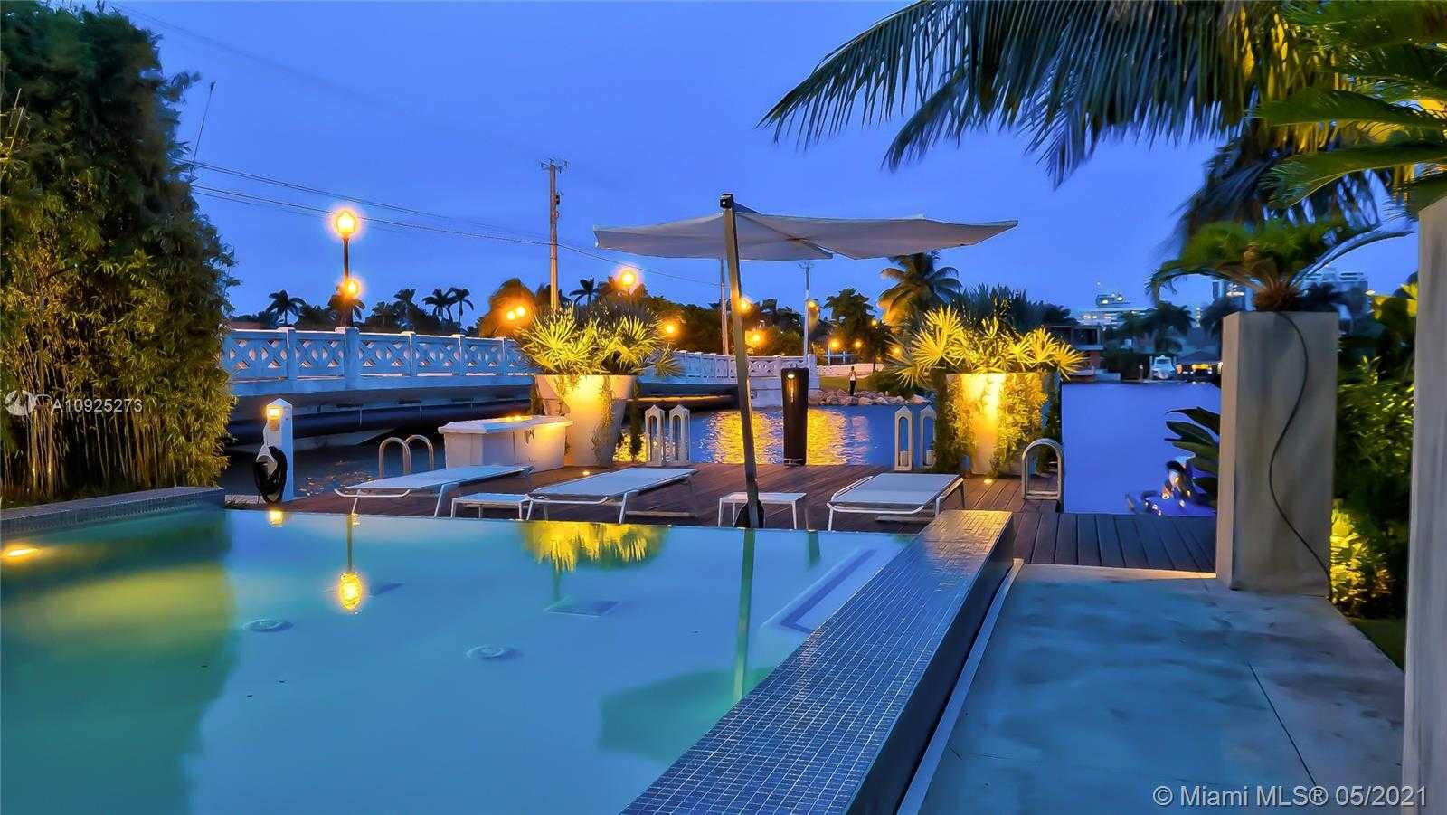 Small Image of 425 E Dilido Dr, Miami Beach, FL 33139, USA Number 45