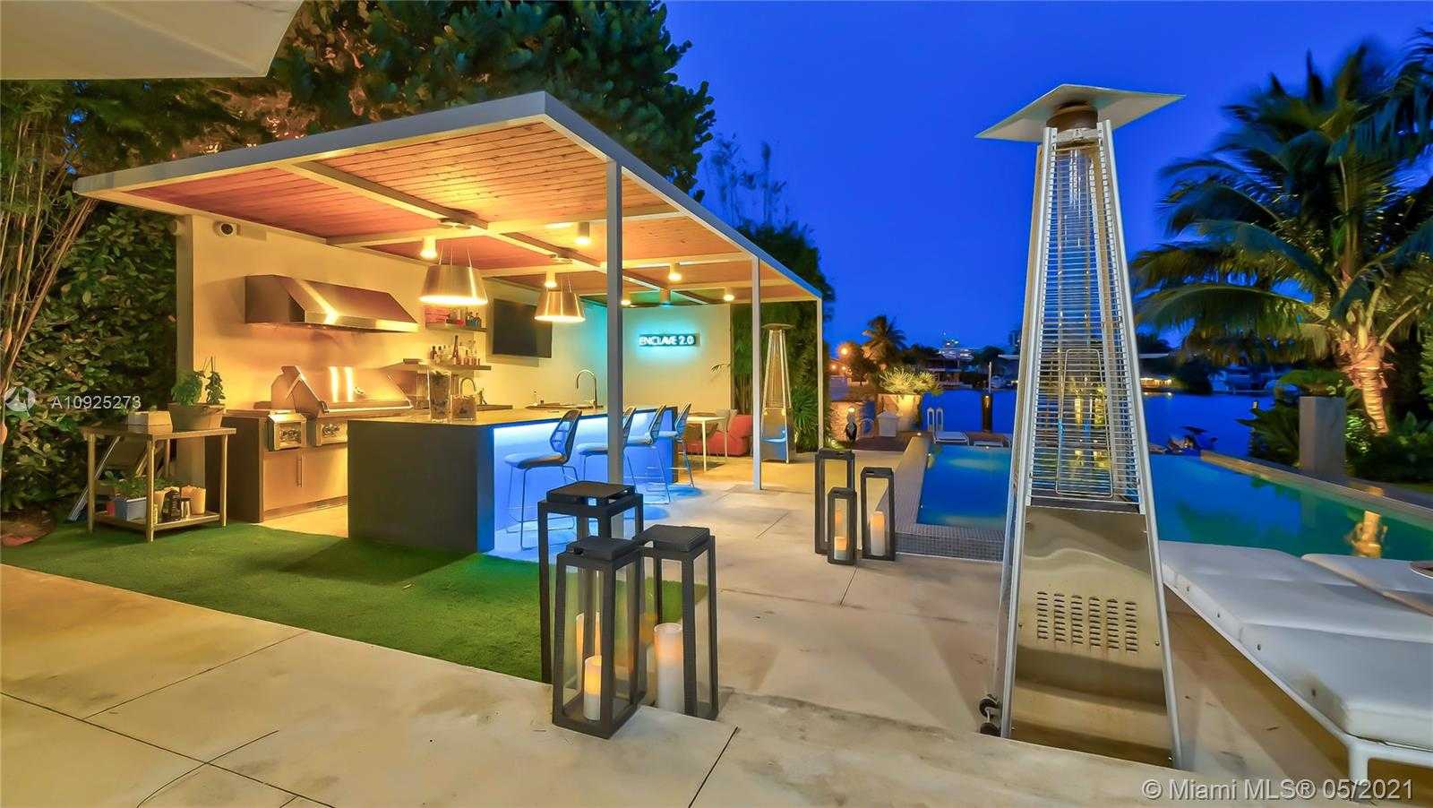 Small Image of 425 E Dilido Dr, Miami Beach, FL 33139, USA Number 49